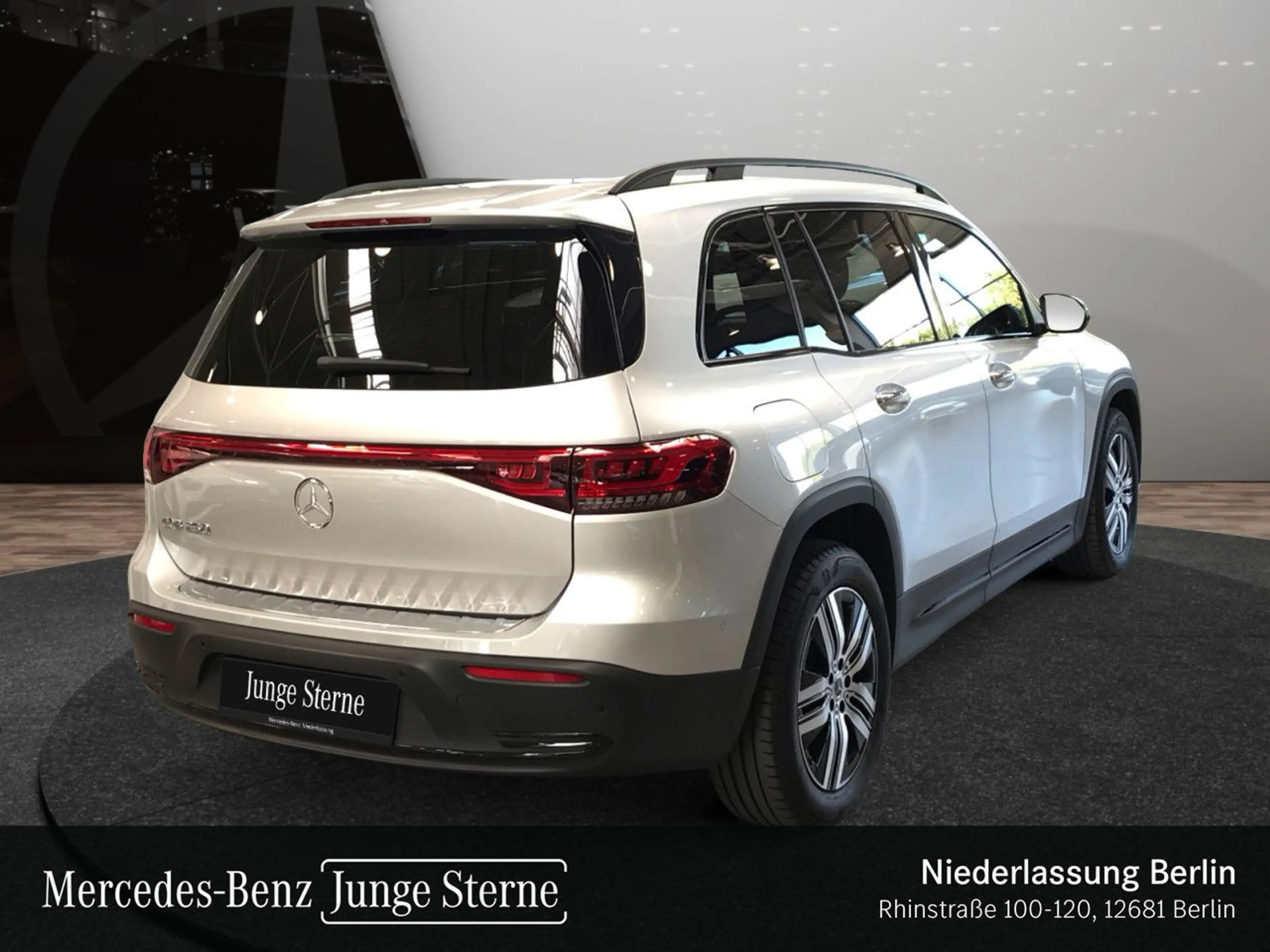 Mercedes-Benz EQB 250 ELECTRICART+NIGHT+PLUS-PAKET+PANO+360+HUD — photo 6