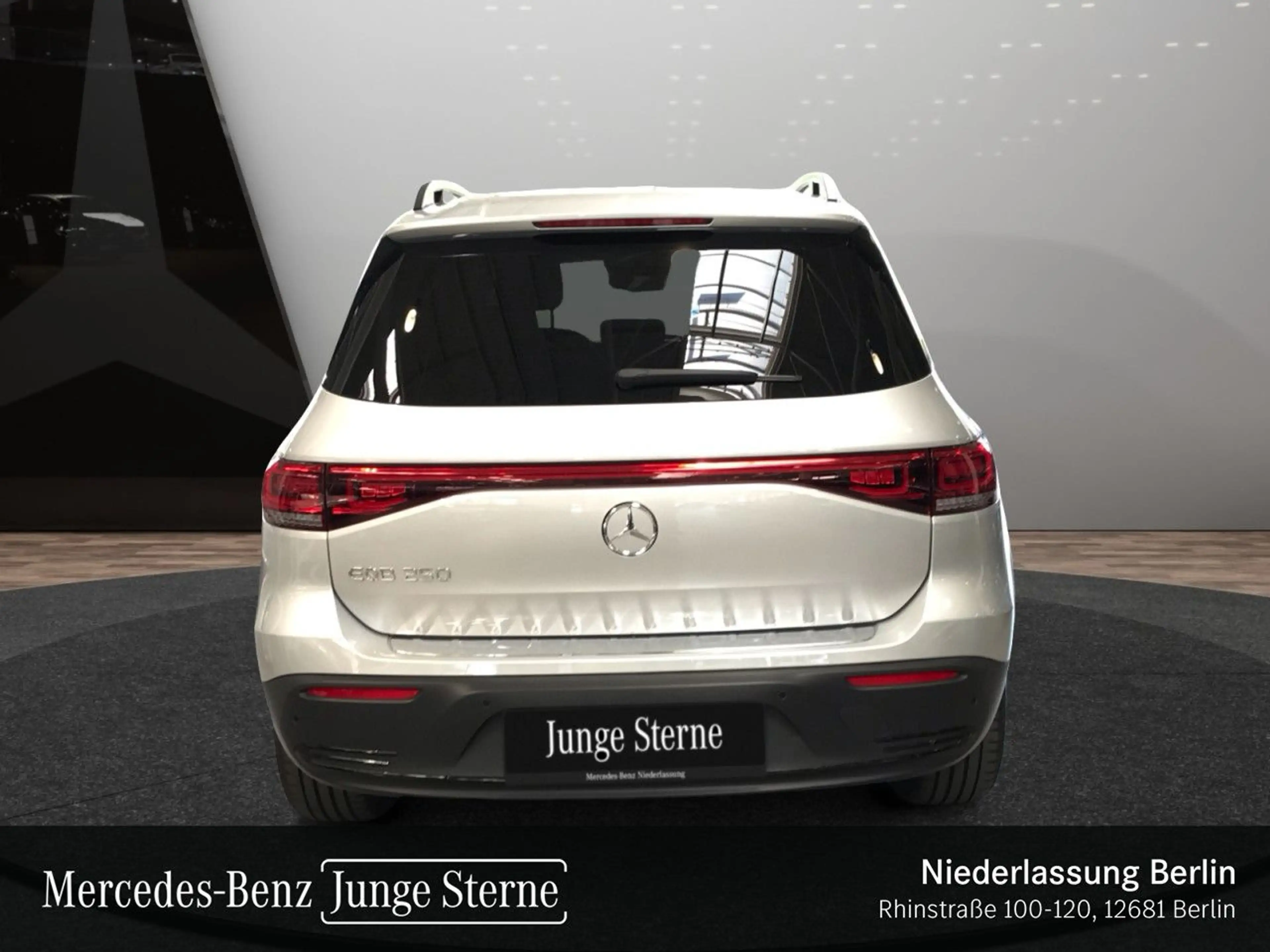 Mercedes-Benz EQB 250 ELECTRICART+NIGHT+PLUS-PAKET+PANO+360+HUD — photo 7
