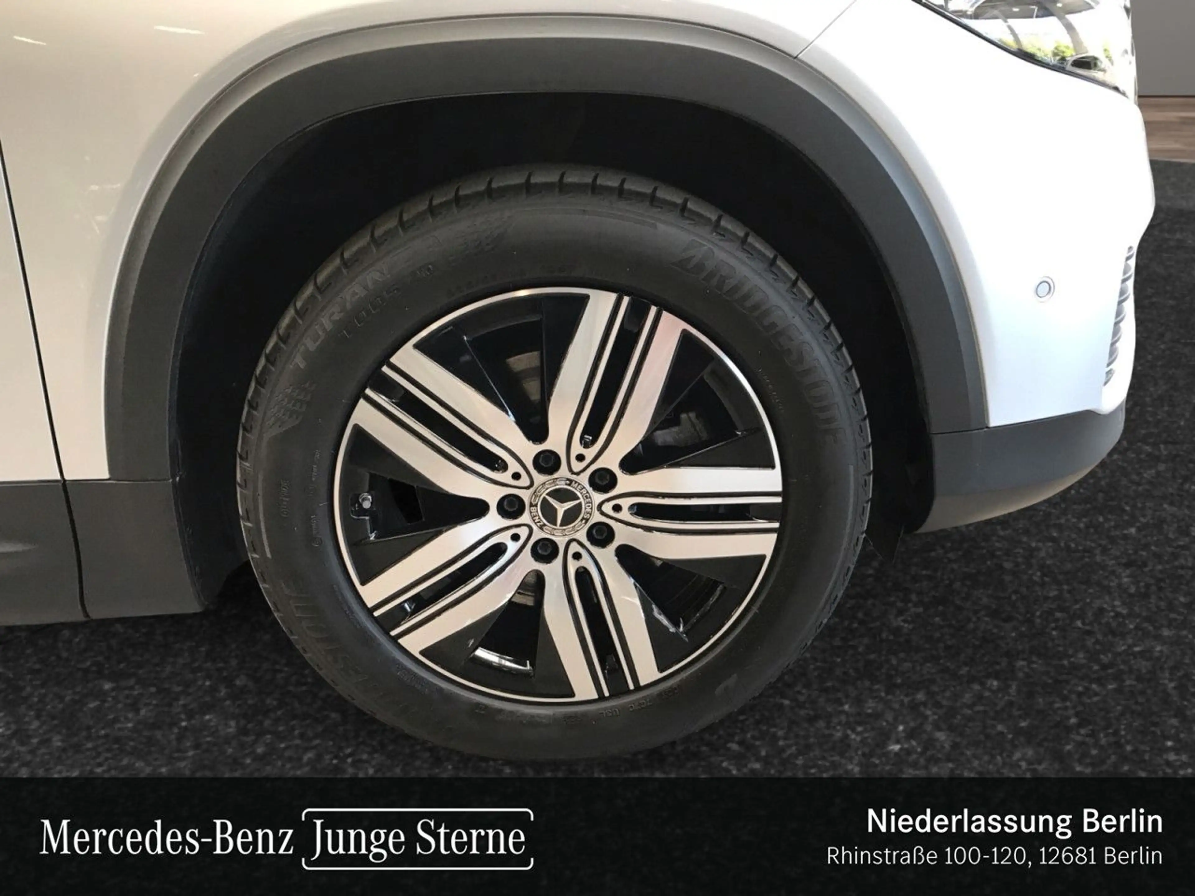 Mercedes-Benz EQB 250 ELECTRICART+NIGHT+PLUS-PAKET+PANO+360+HUD — photo 4