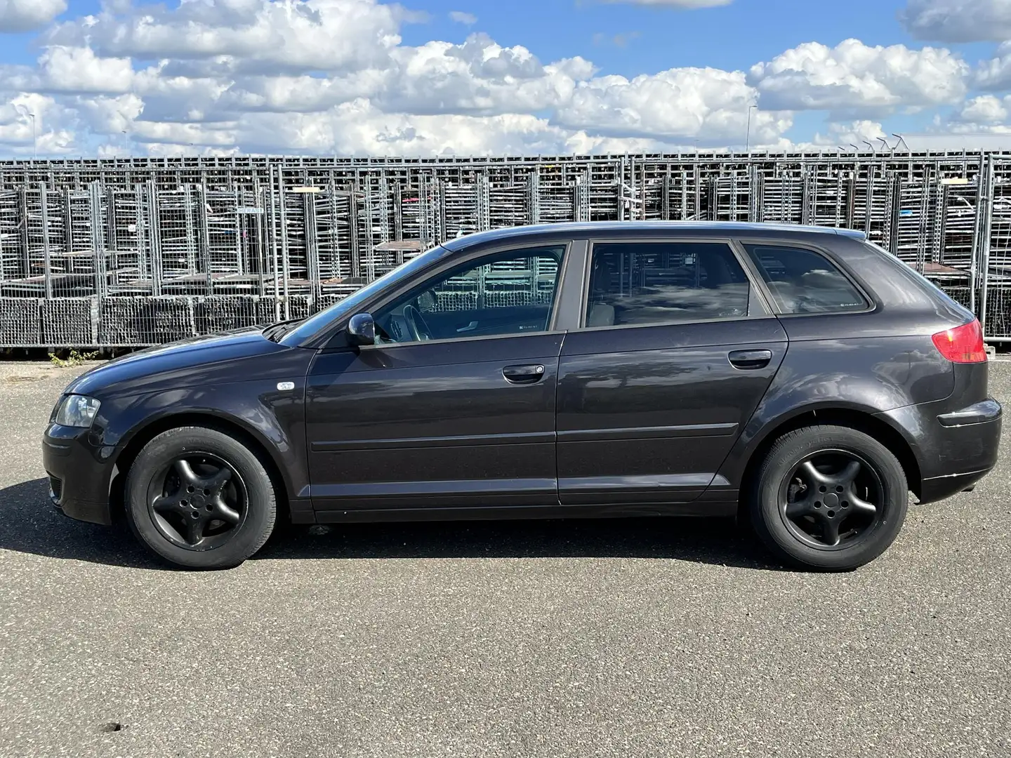 Audi A3 Sportback 2.0 FSI Ambiente Grijs - 2