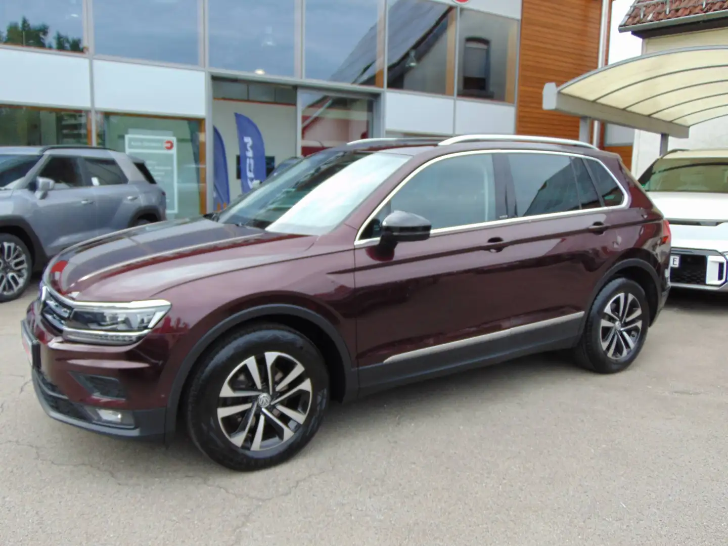 Volkswagen Tiguan 2.0 TDI SCR IQ.DRIVE Rot - 2