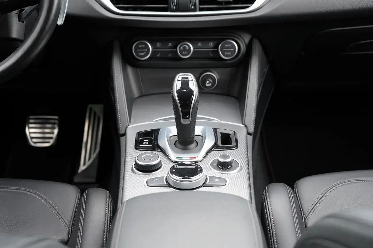 Alfa Romeo Stelvio 2022 — фото 15