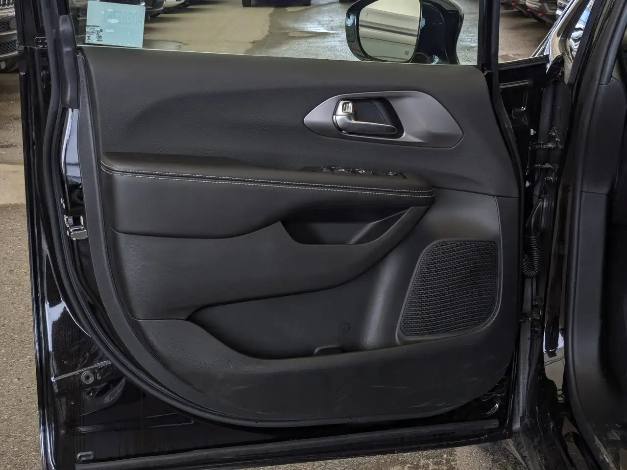 Chrysler Grand Caravan photo Chrysler Grand Caravan