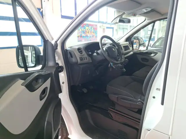 Renault Trafic view 2