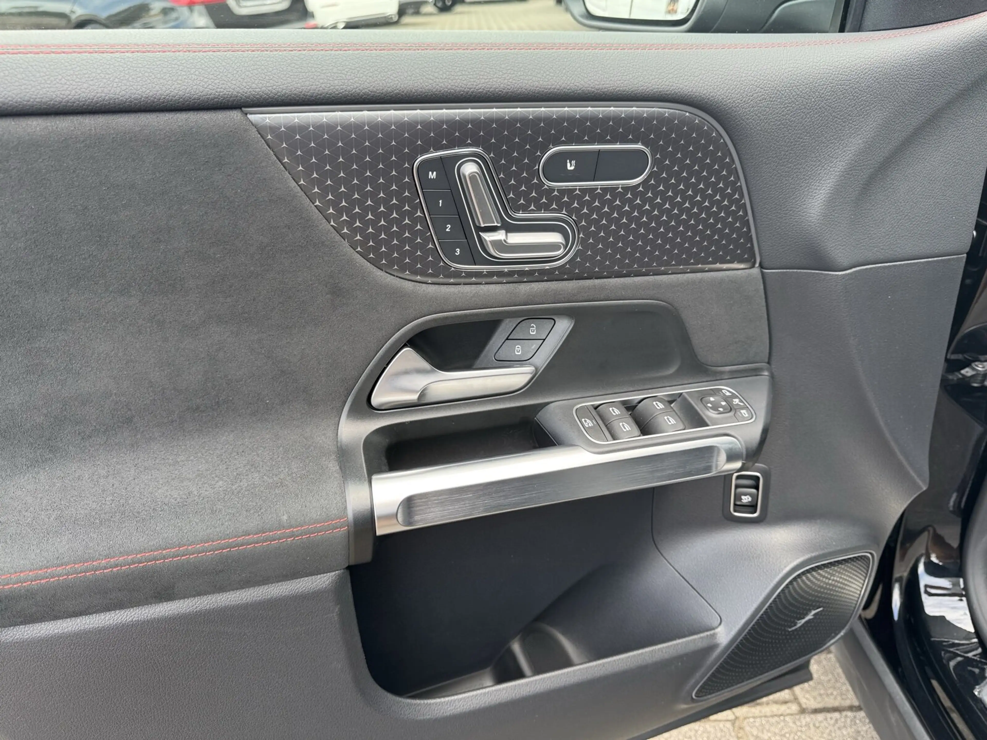 Mercedes-Benz EQB 350 EQB 350 4M AMG NAVI+AHK+DISTR+360°+HUD+LED+BURM+ — photo 9