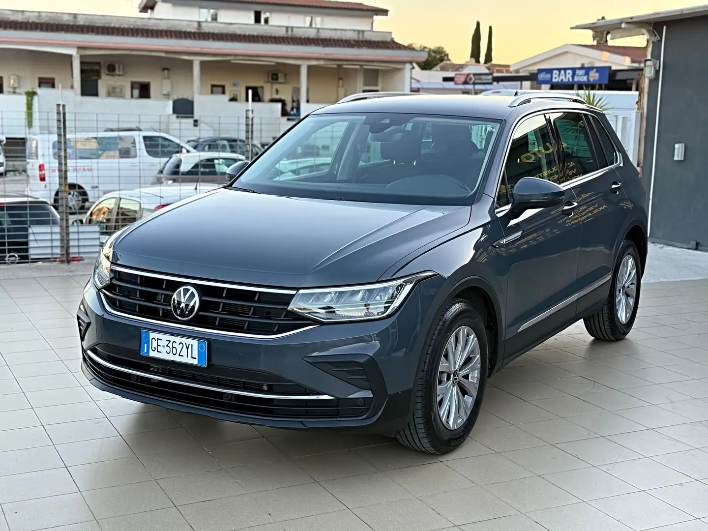 Volkswagen Tiguan 1.5 tsi R-Line 150cv dsg Garanzia 12 Mesi - 2