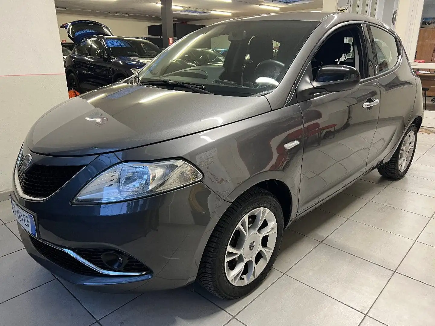 Lancia Ypsilon 0.9 TwinAir 85 CV 5 porte S&S DFN Silver Šedá - 1