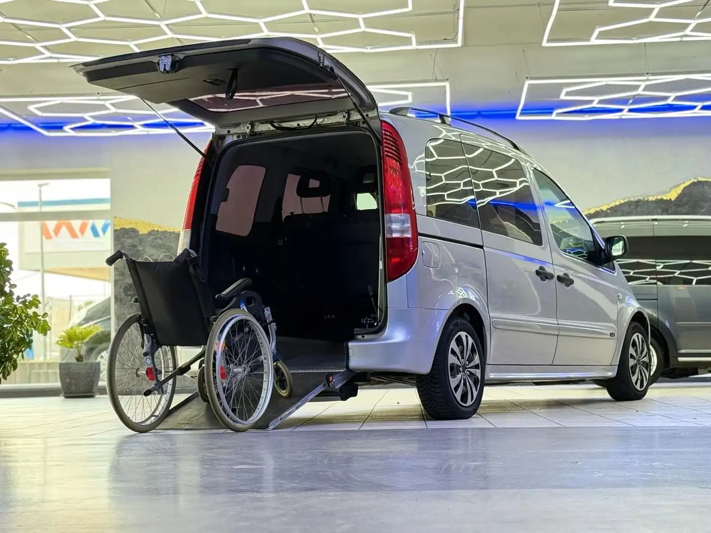 Mercedes-Benz Vaneo -Behindertengerecht-Rampe-Automatik Silber - 1