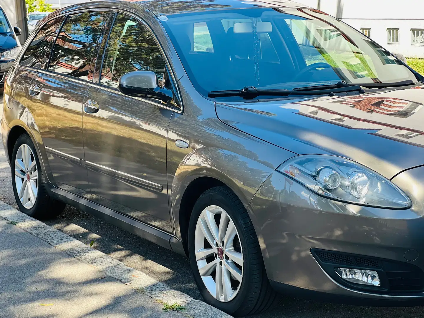 Fiat Croma 1,9 JTD Multijet 150 Dynamic Marrón - 2