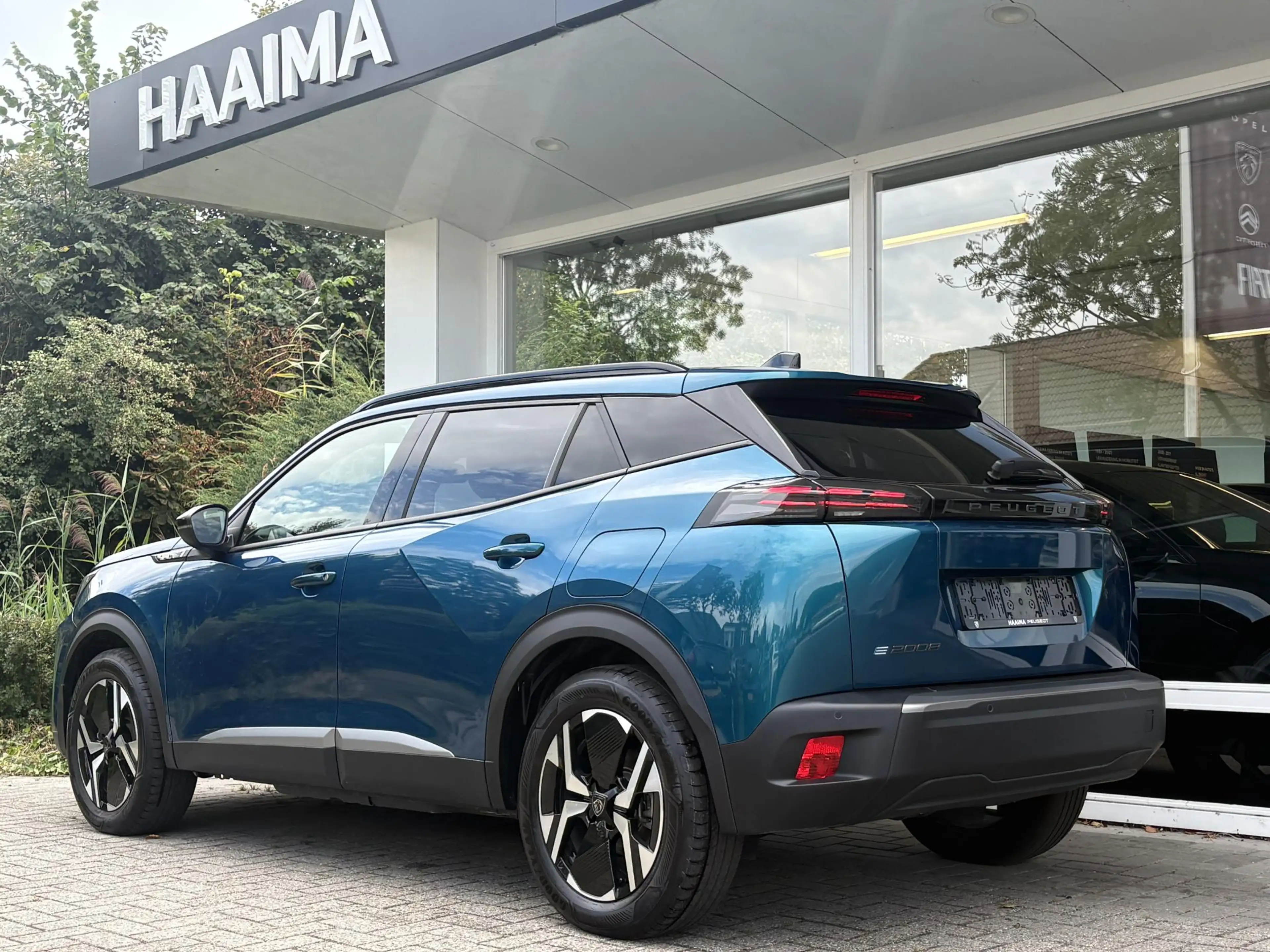 Peugeot e-2008 EV Allure 54 kWh | tot 406km WLTP range | Parkeers — photo 4