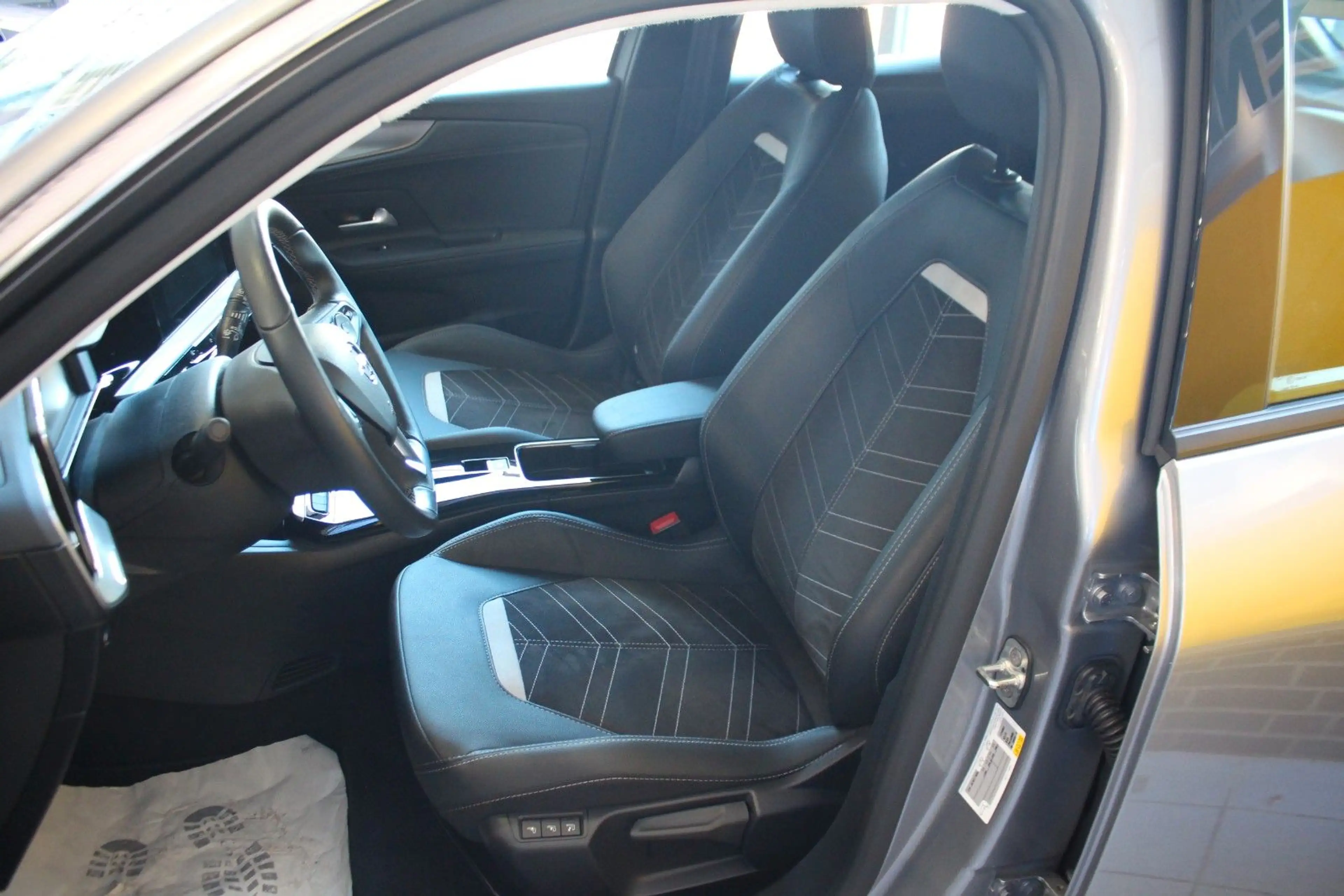 Opel Mokka e Elegance Alcantara Massage Kamera LED — photo 6