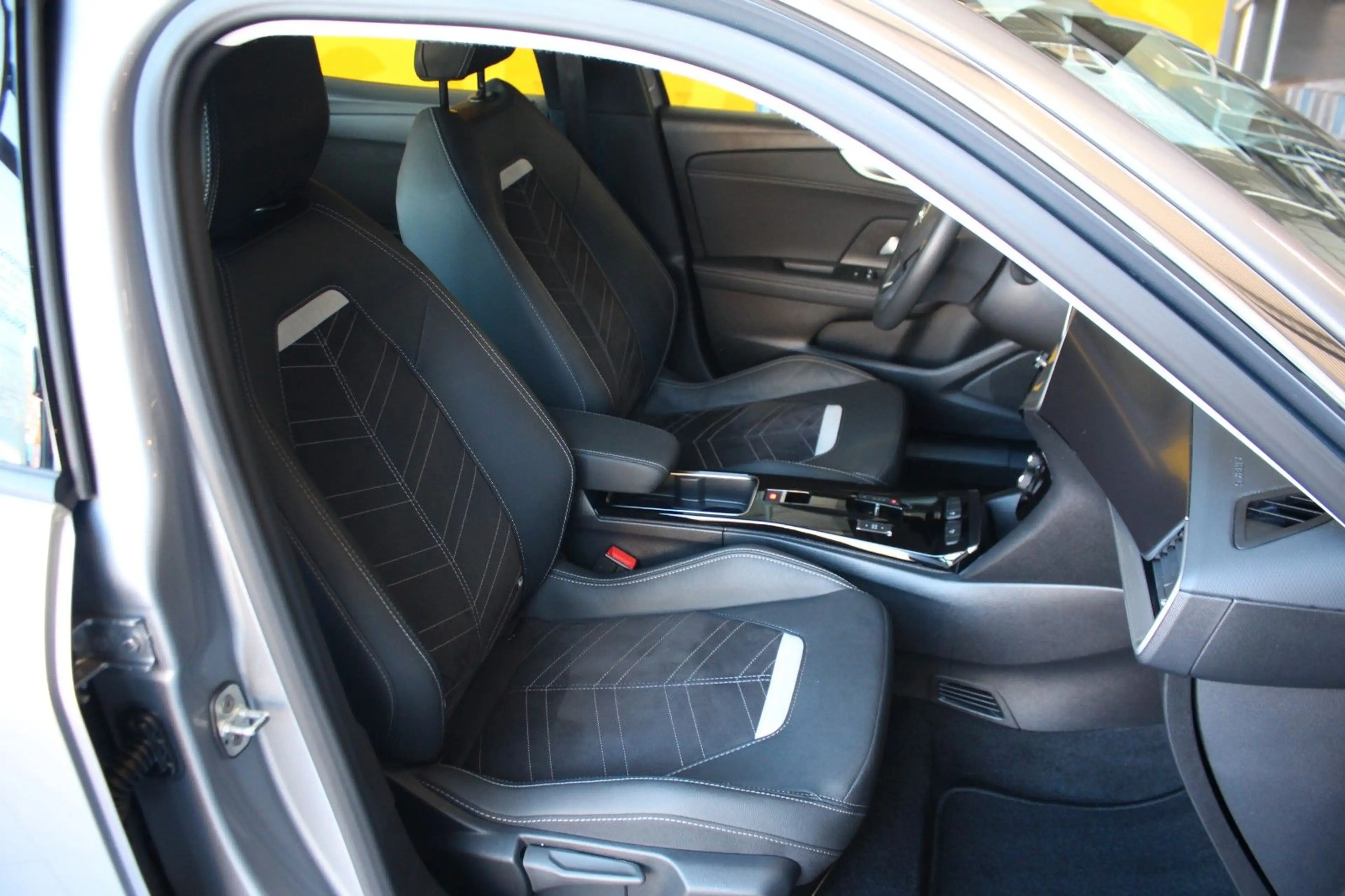 Opel Mokka e Elegance Alcantara Massage Kamera LED — photo 12
