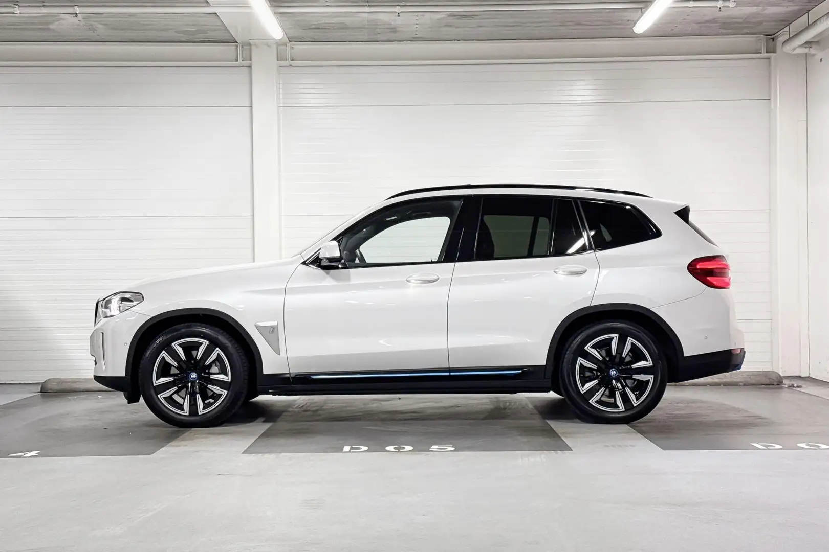 BMW iX3 Executive 80 kWh | Stoelverwarming | Pano | Achter Wit - 2