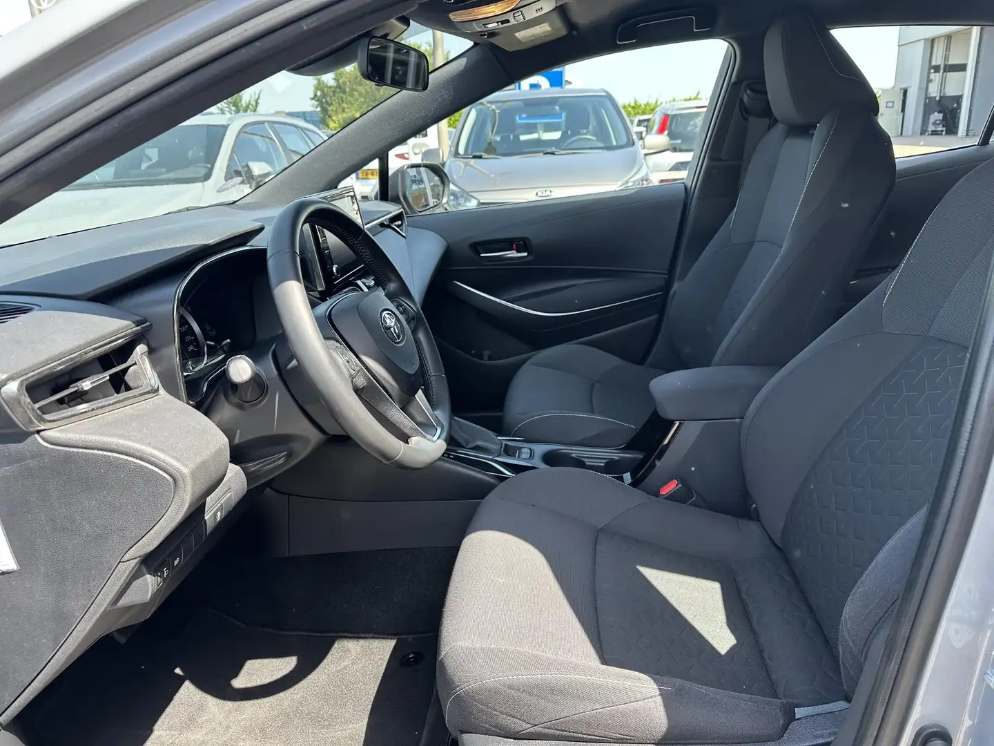 Toyota Corolla 1.8 Hybrid Active Grijs - 2