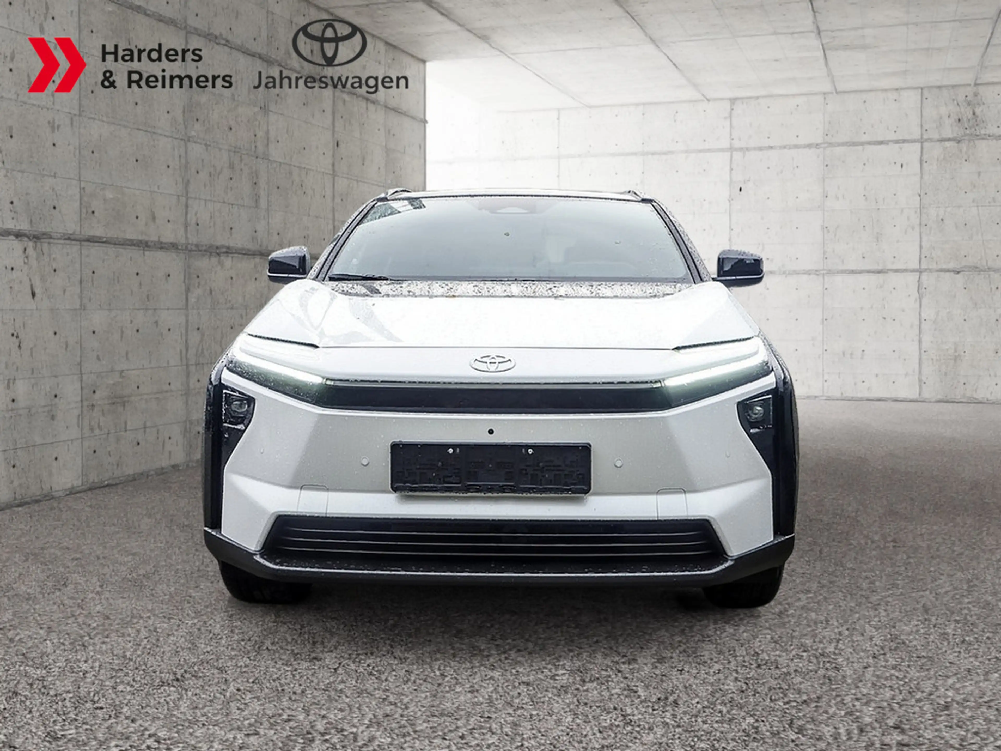 Toyota bZ4X FWD Lounge FACEL. PANO MATRIX-LED 360° — photo 4