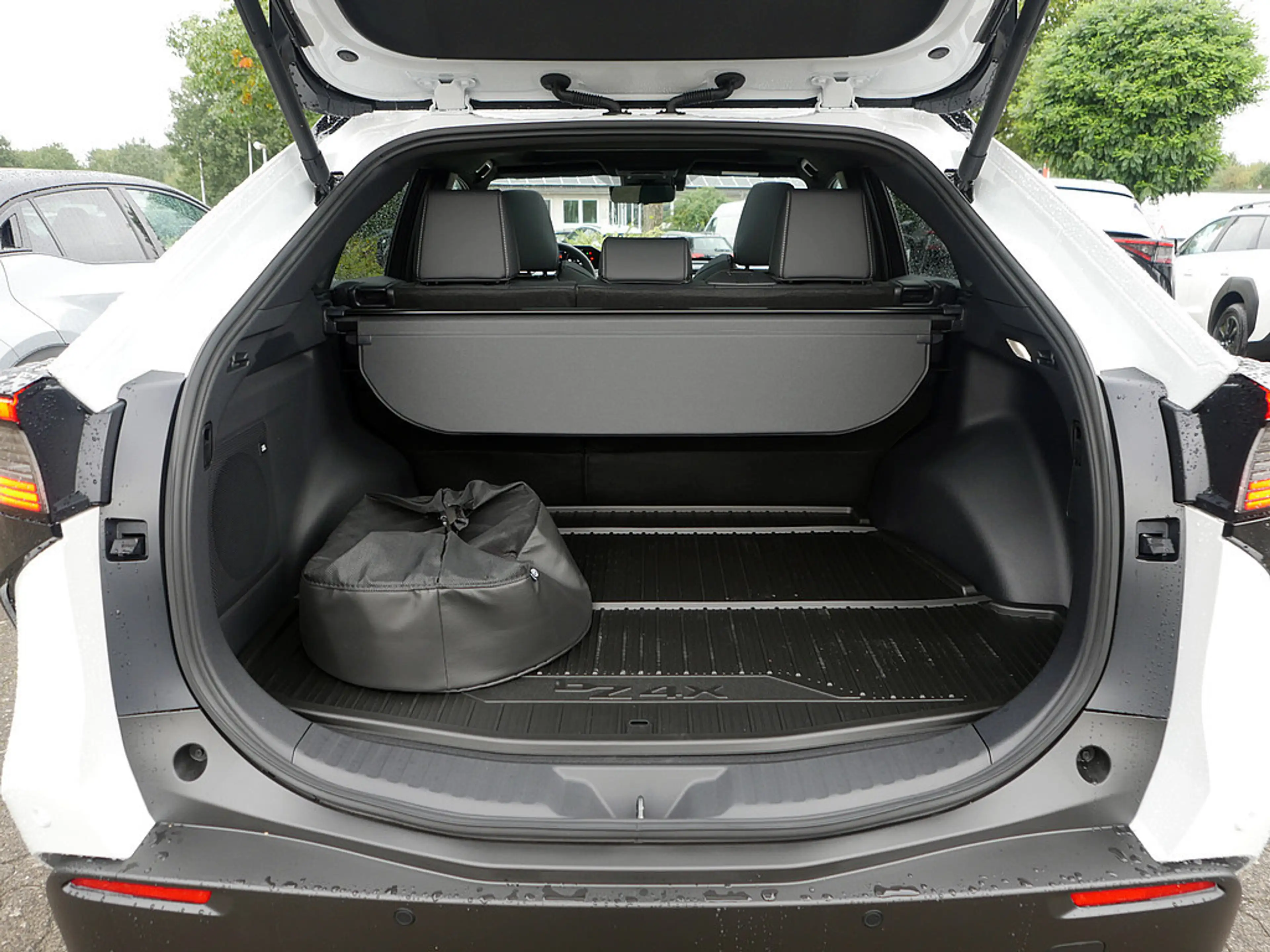 Toyota bZ4X FWD Lounge FACEL. PANO MATRIX-LED 360° — photo 15