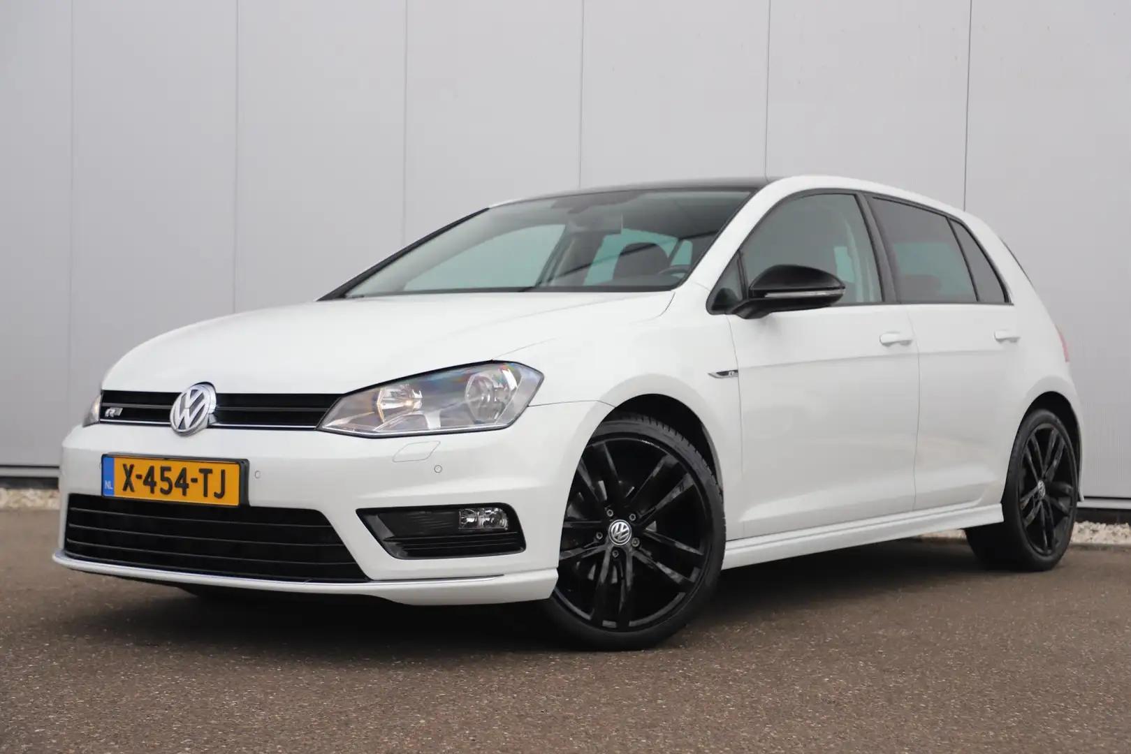 Volkswagen Golf 1.2 TSI Connected Series R-Line 18 inch Zwarte Vel Blanc - 2