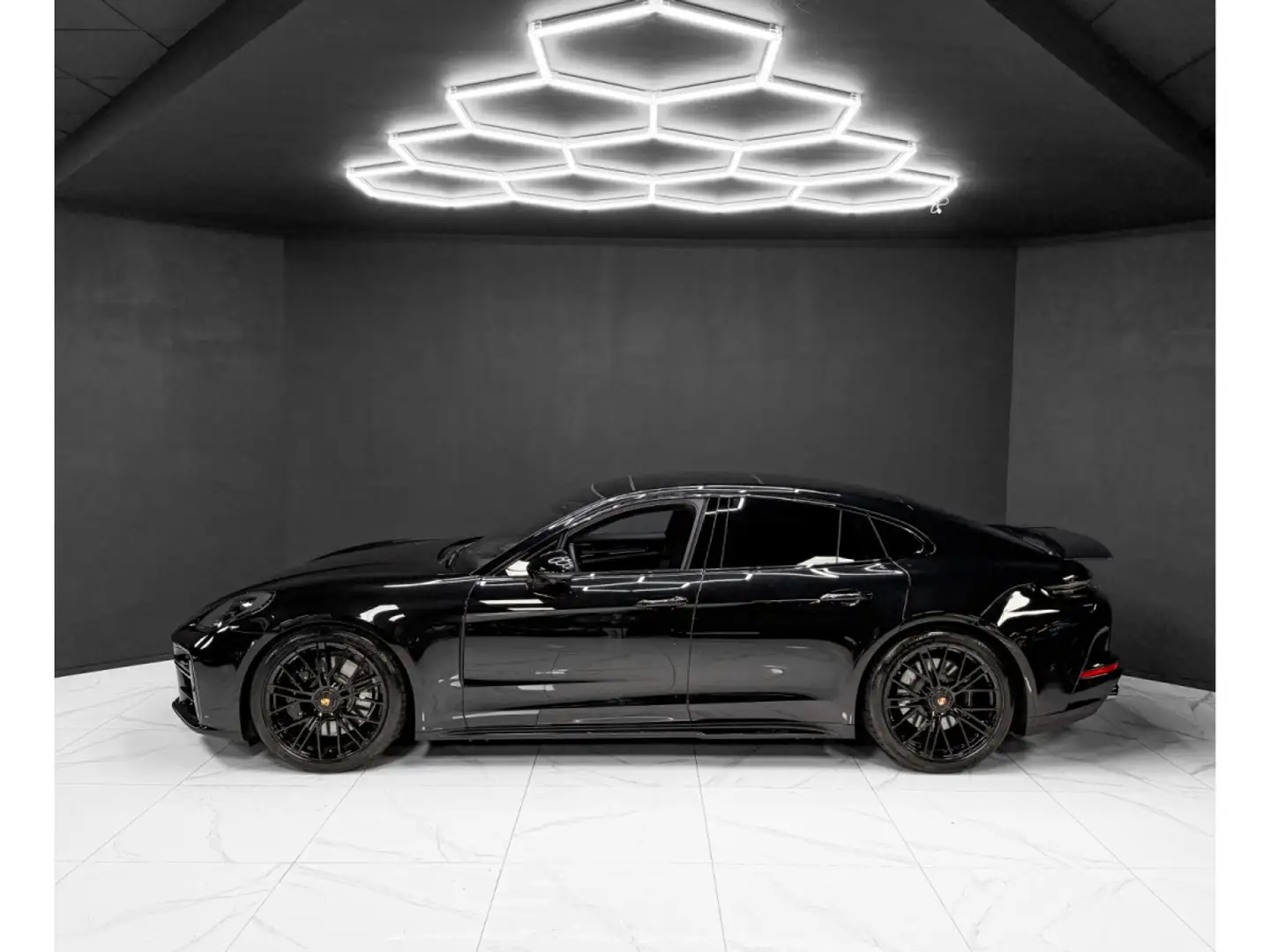 Porsche Panamera 4.0 V8 GTS / 5 SEATS / FULL Noir - 2