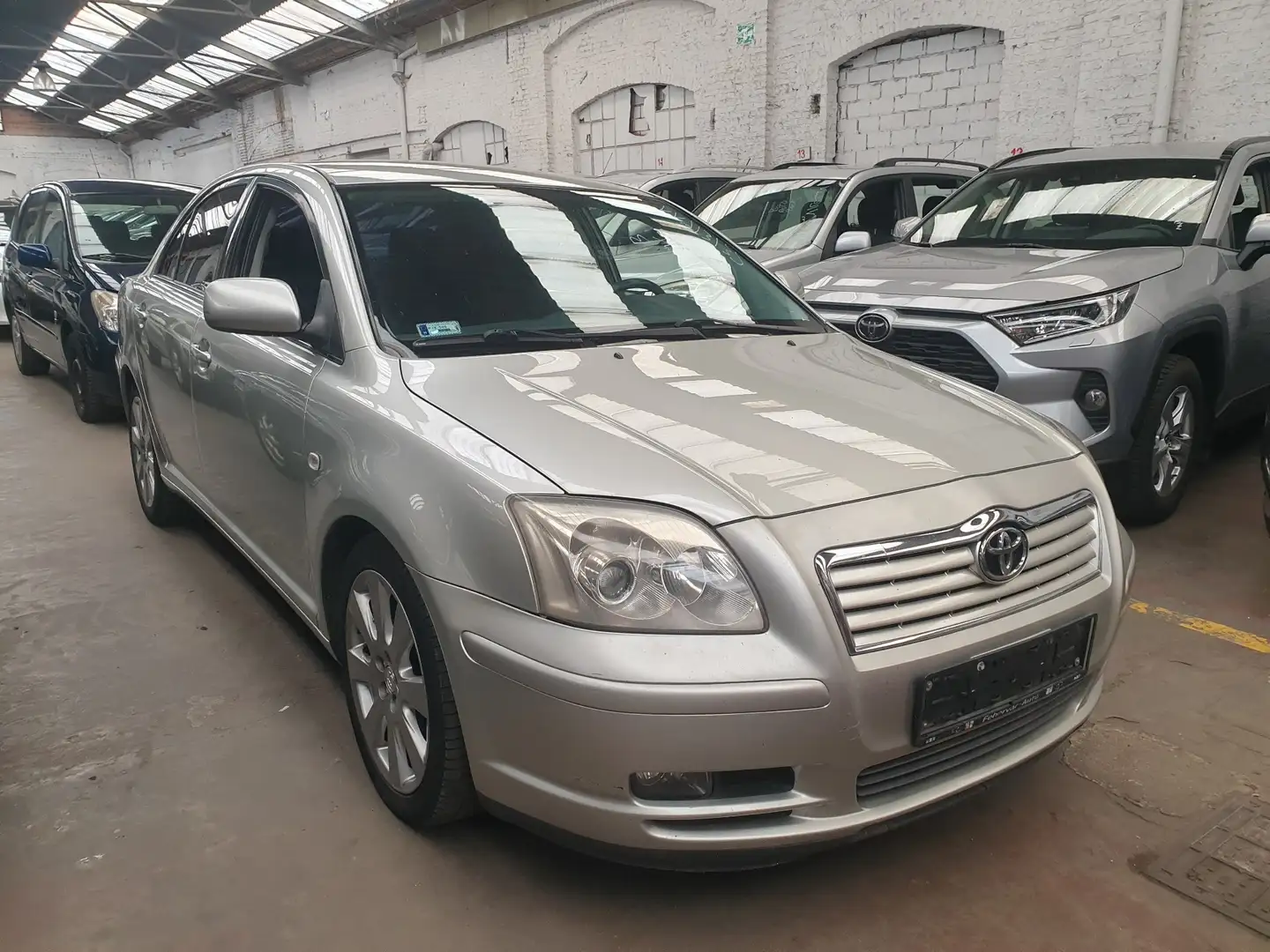 Toyota Avensis 1.8i VVT-i 16v Linea Luna Grijs - 2