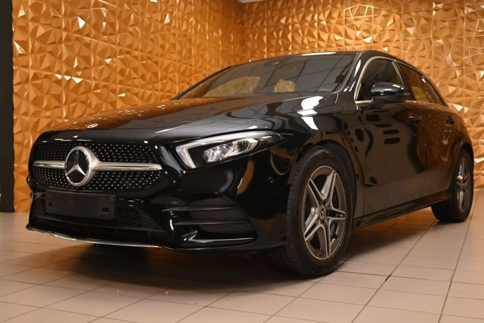 Mercedes-Benz A 250 e HYBRID EQ AMG LINE PREMIUM AUTO 360°NAVI FULL Schwarz - 1