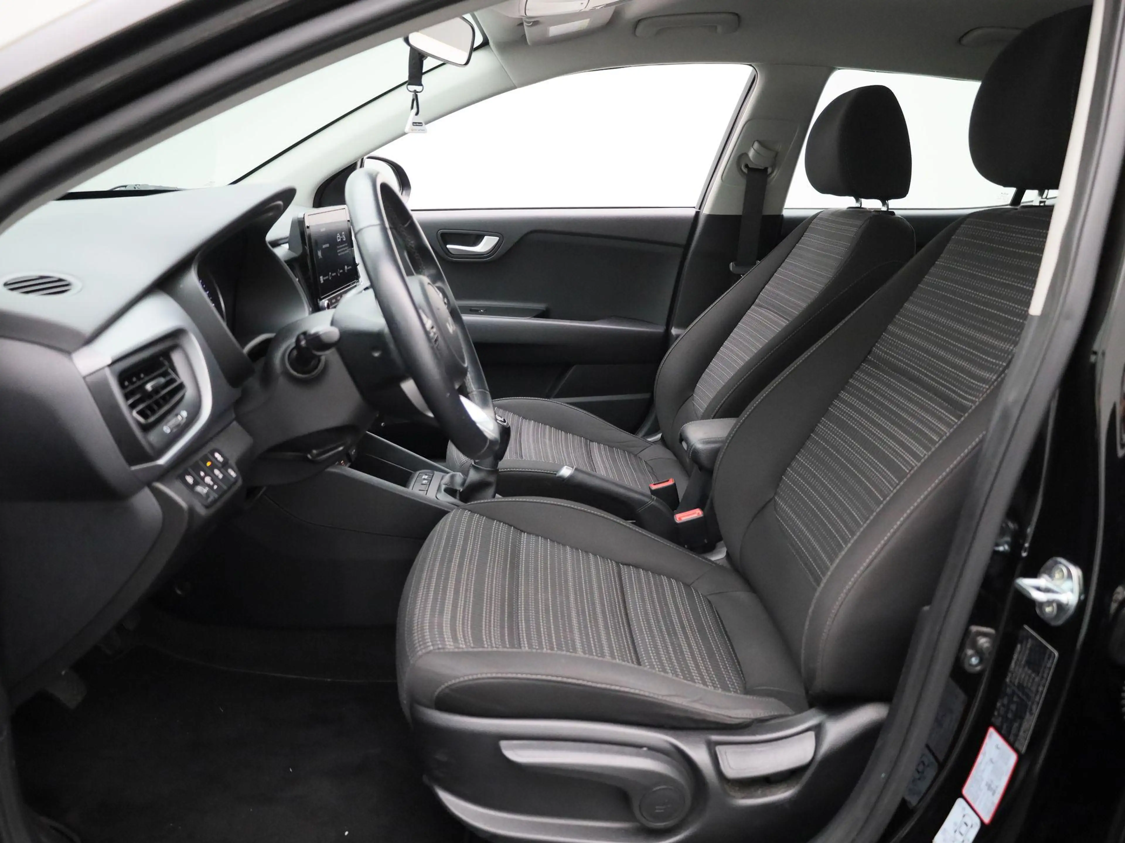 Kia Stonic 1.0 T-GDi MHEV DynamicLine — photo 10