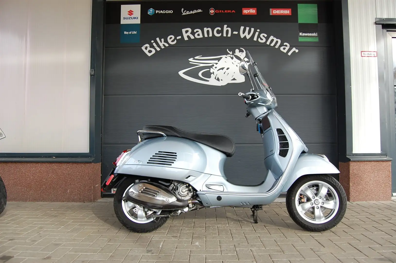 Vespa GTS 300 Top Zustand Silber - 1