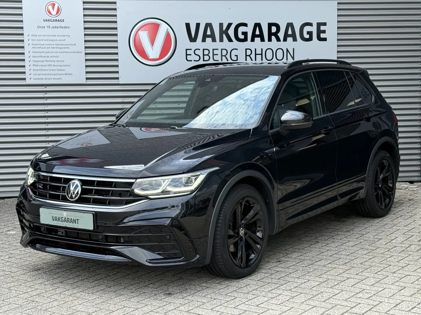 Volkswagen Tiguan 1.5 TSI R-Line DSG BLACKSTYLE,IQ-LIGHT Zwart - 1