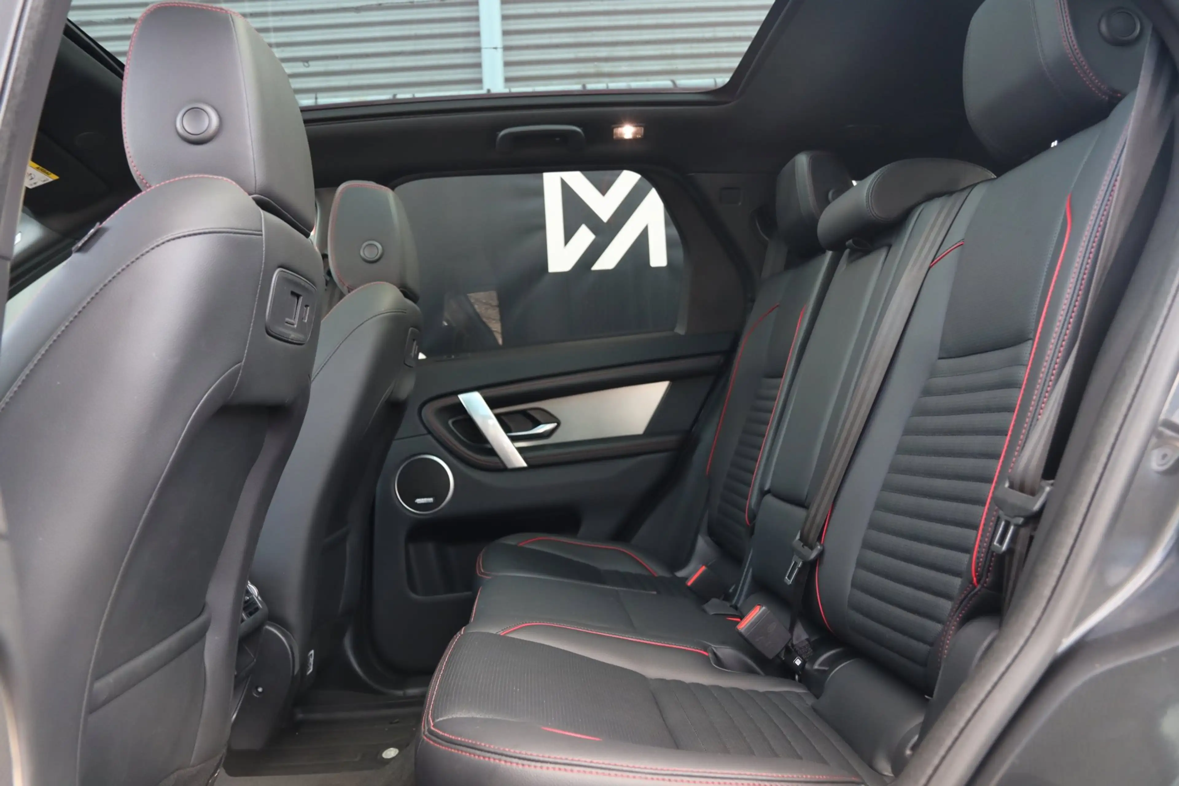 Land Rover Discovery Sport P300e 1.5 R-Dynamic SE / PANO / MEMORY / ACC / MER — photo 24