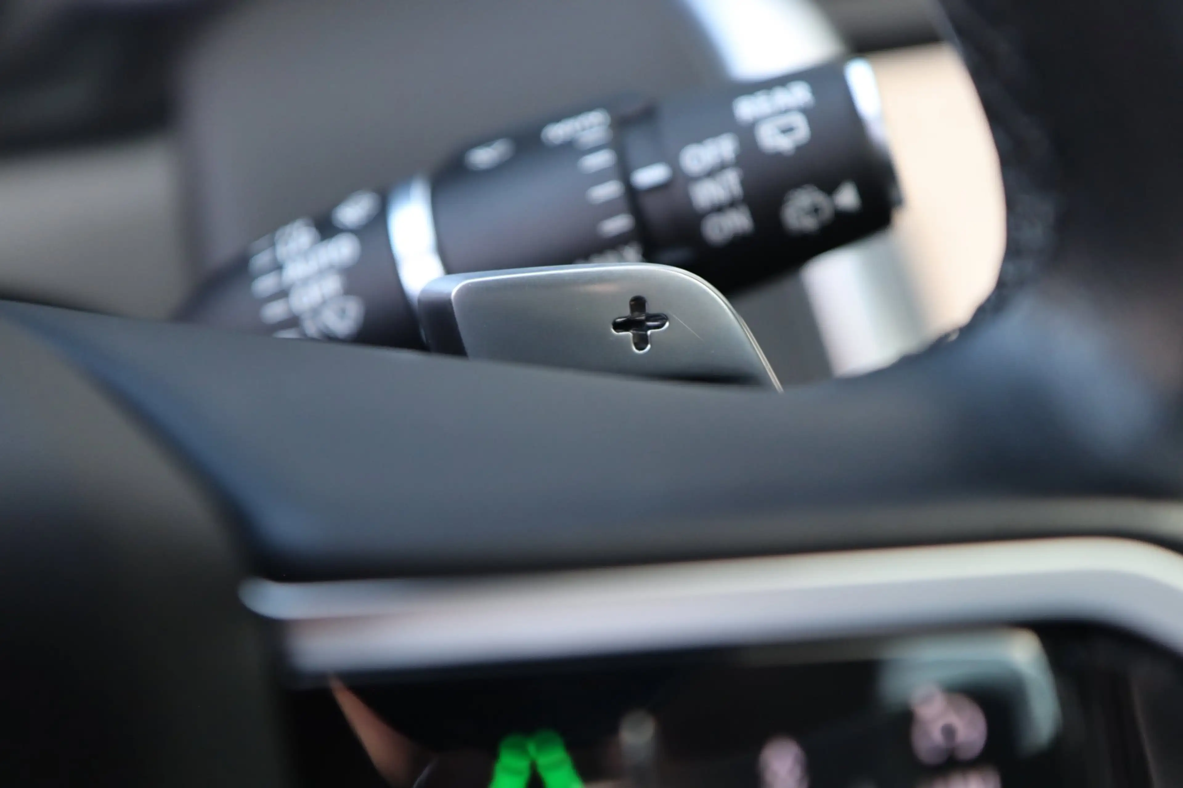 Land Rover Discovery Sport P300e 1.5 R-Dynamic SE / PANO / MEMORY / ACC / MER — photo 15