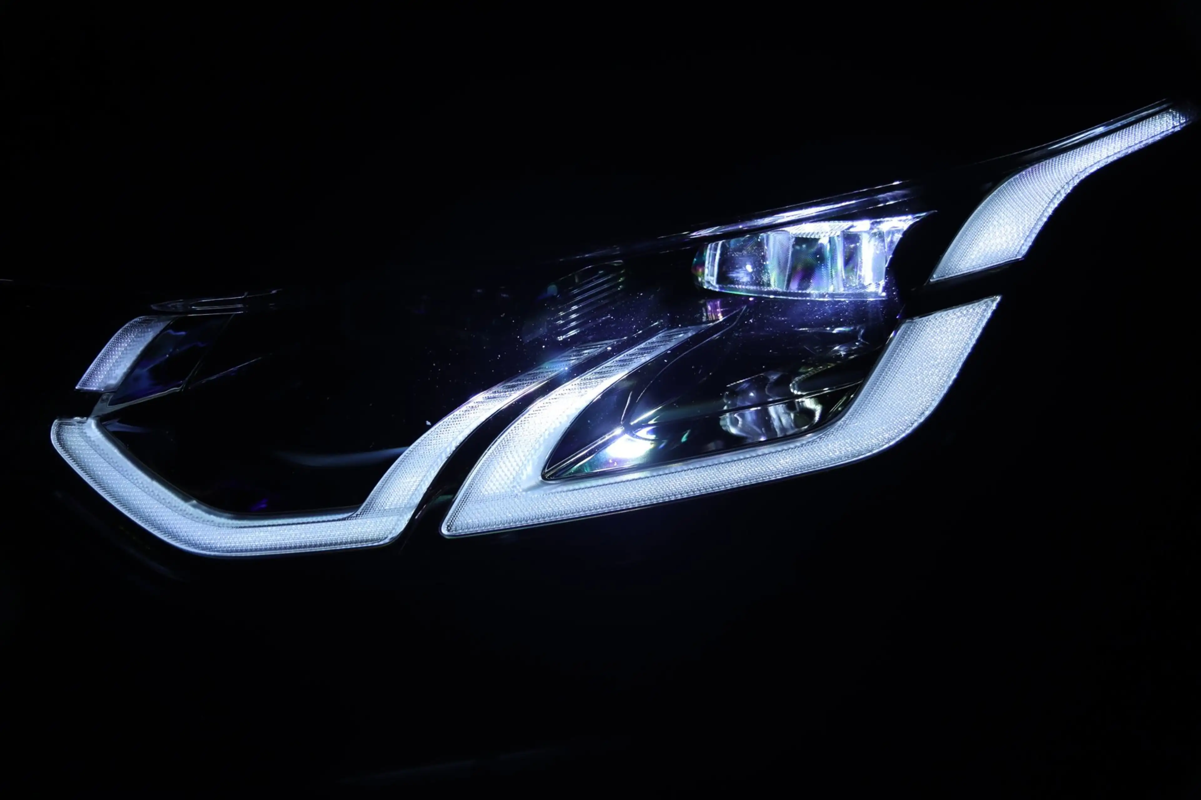 Land Rover Discovery Sport P300e 1.5 R-Dynamic SE / PANO / MEMORY / ACC / MER — photo 33