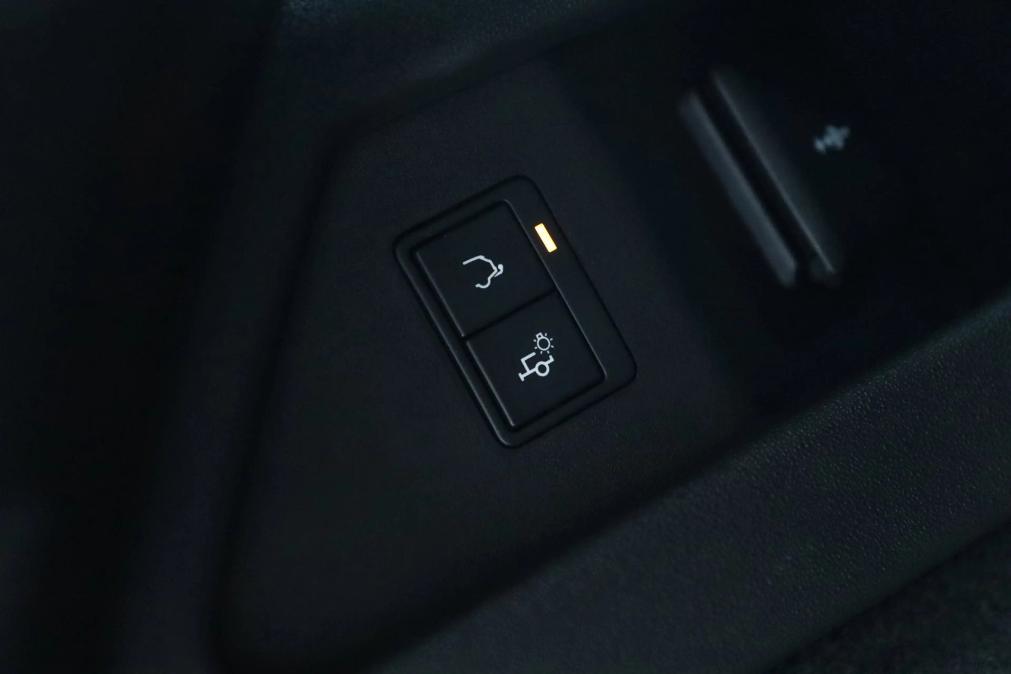 Land Rover Discovery Sport P300e 1.5 R-Dynamic SE / PANO / MEMORY / ACC / MER — photo 31