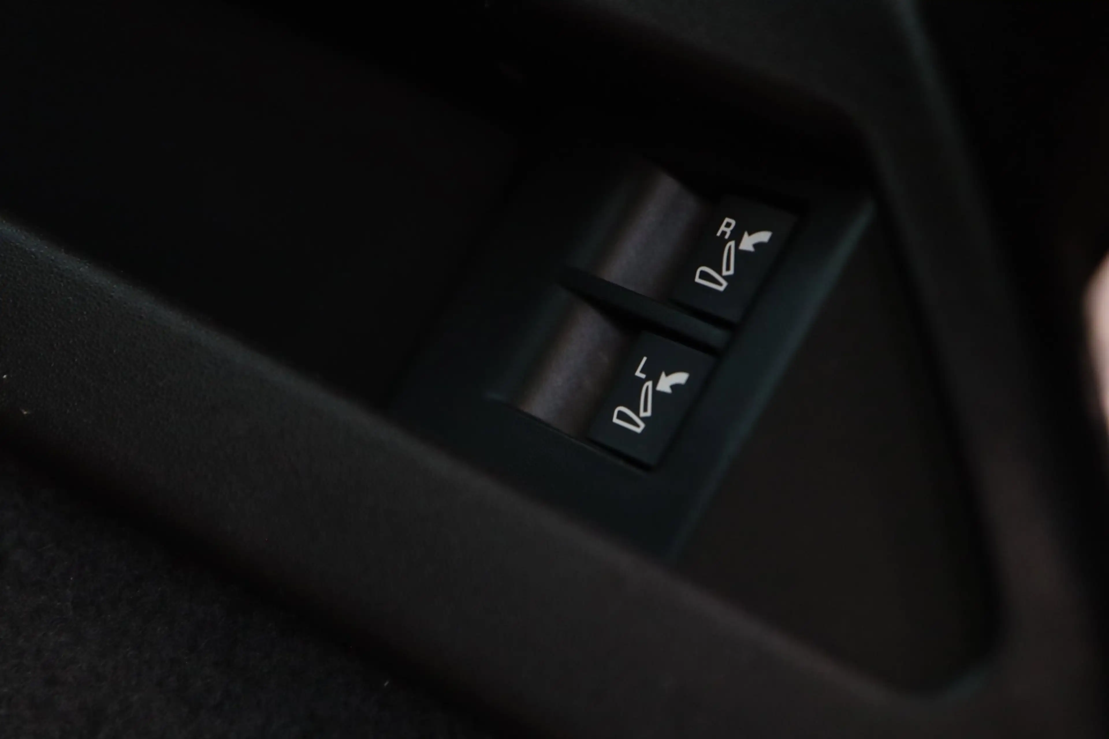 Land Rover Discovery Sport P300e 1.5 R-Dynamic SE / PANO / MEMORY / ACC / MER — photo 32