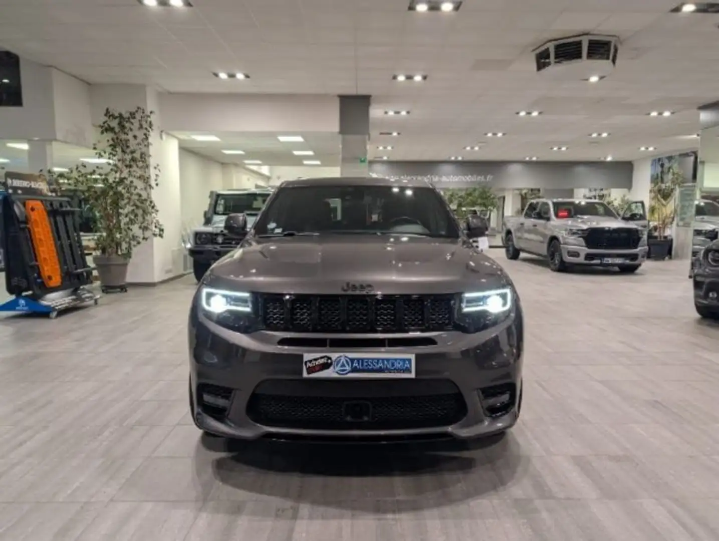 Jeep Grand Cherokee 6.4L V8 HEMI 468 CH SRT - 2