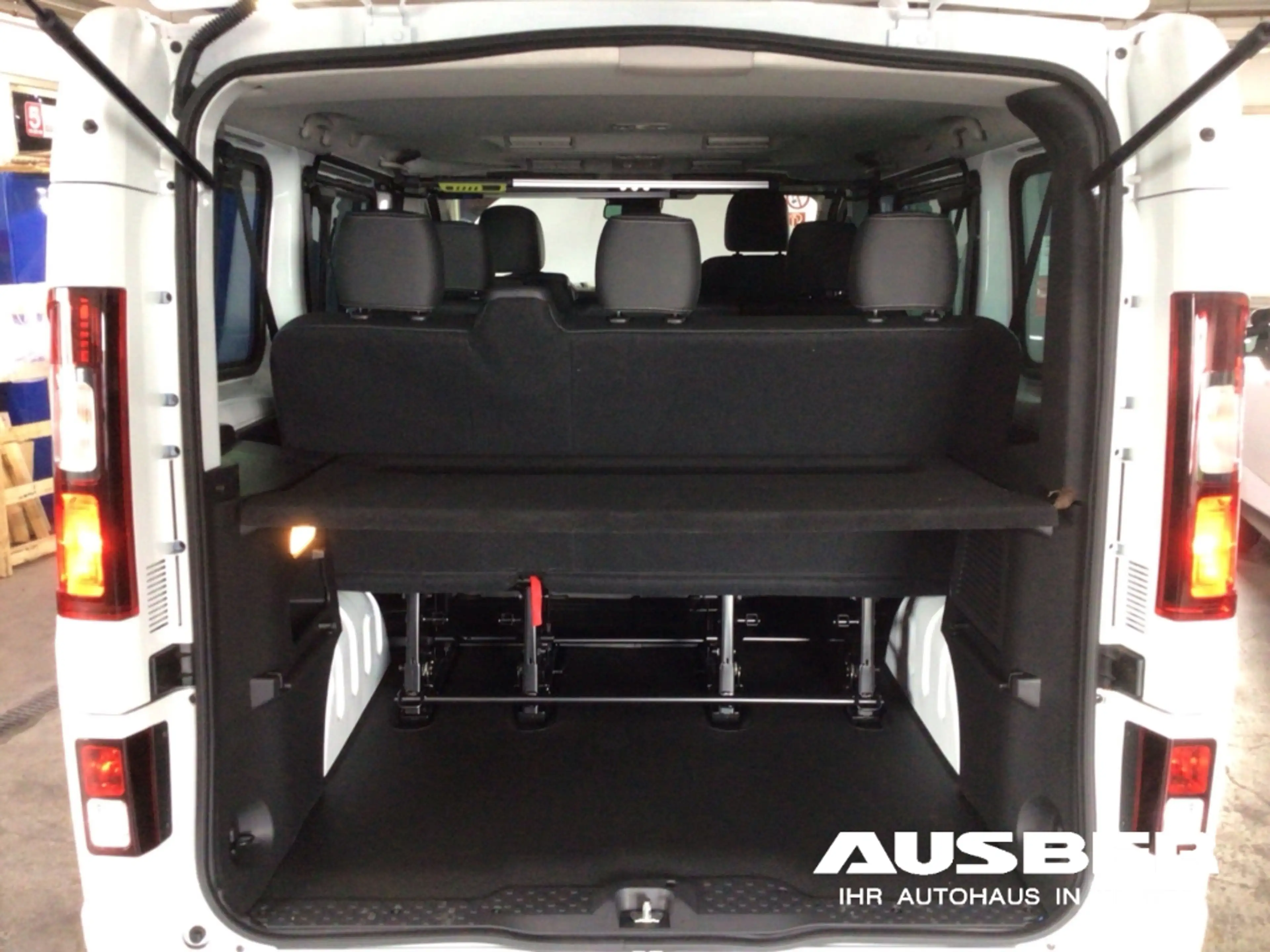 Nissan Primastar Kombi L1H1 Heckklappe 8Sitzer 2,8t Tekna Ganzjahre — photo 12