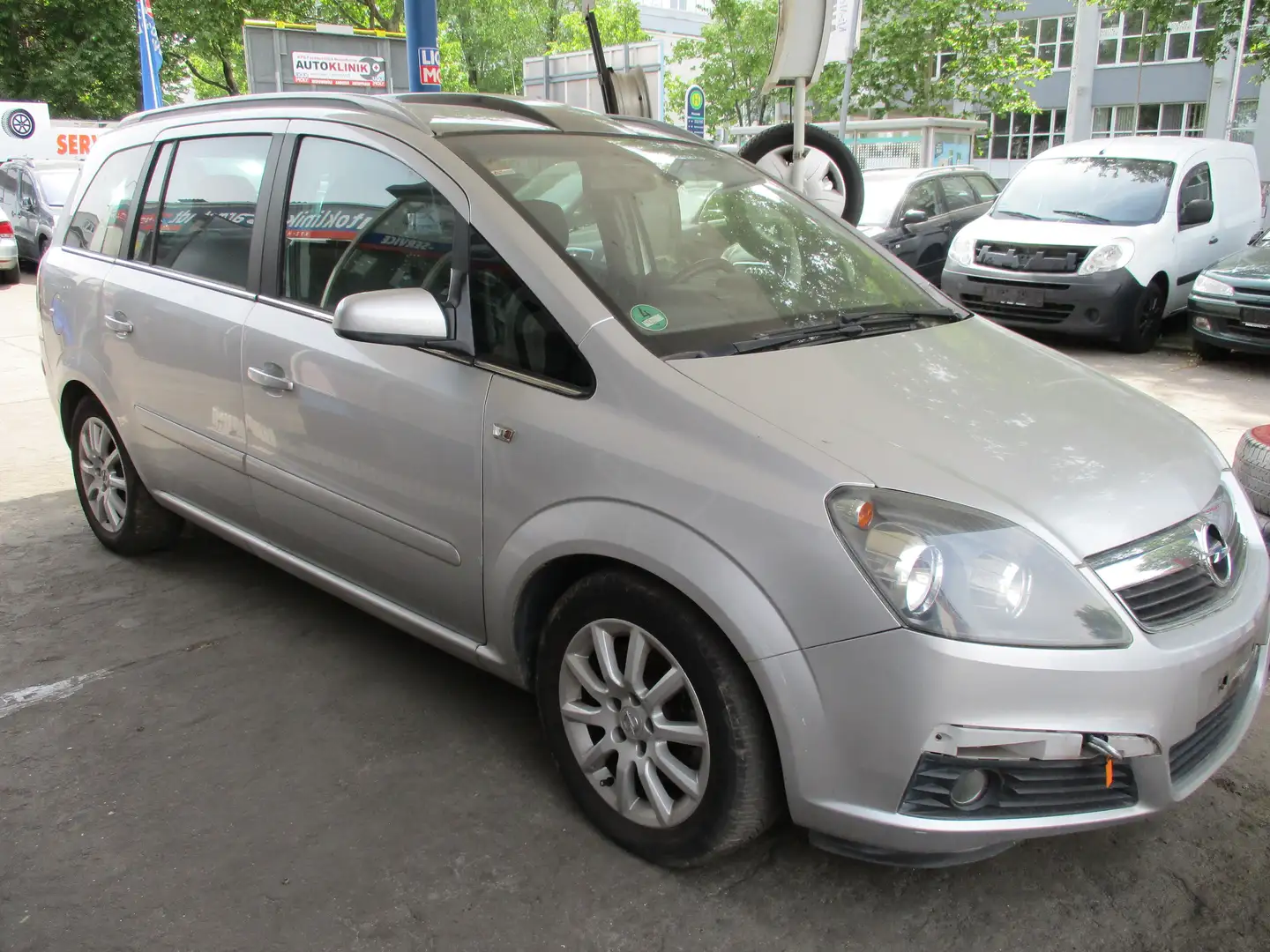 Opel Zafira Cosmo MOTORSCHADEN Silber - 2