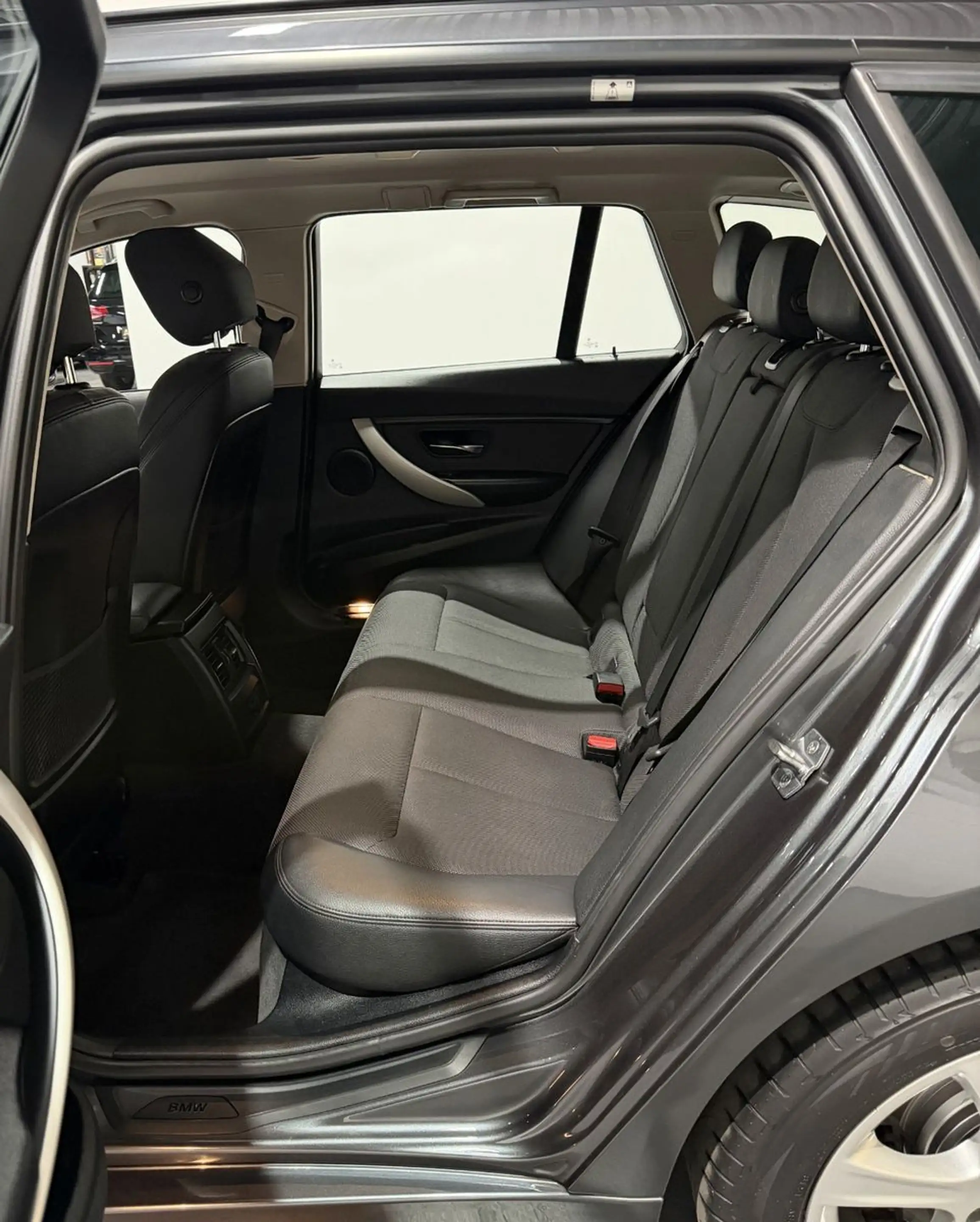BMW 320 d Touring xDrive Temp.*AHK*Navi*Xenon*PDC*SHZ — photo 11