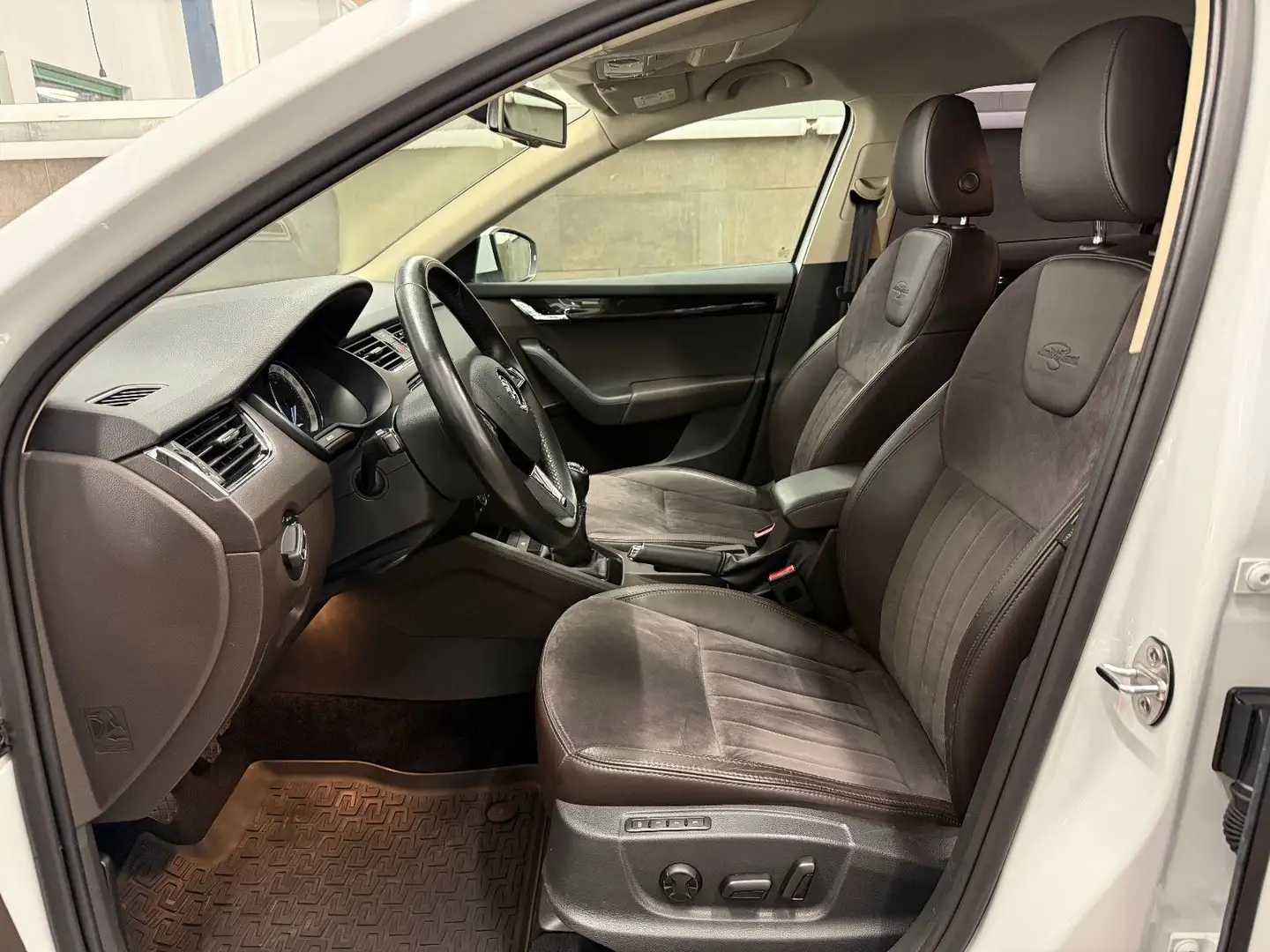 Skoda Octavia Combi L&K LEDER STHZG XENON AHK SHZ PDC Weiß - 2