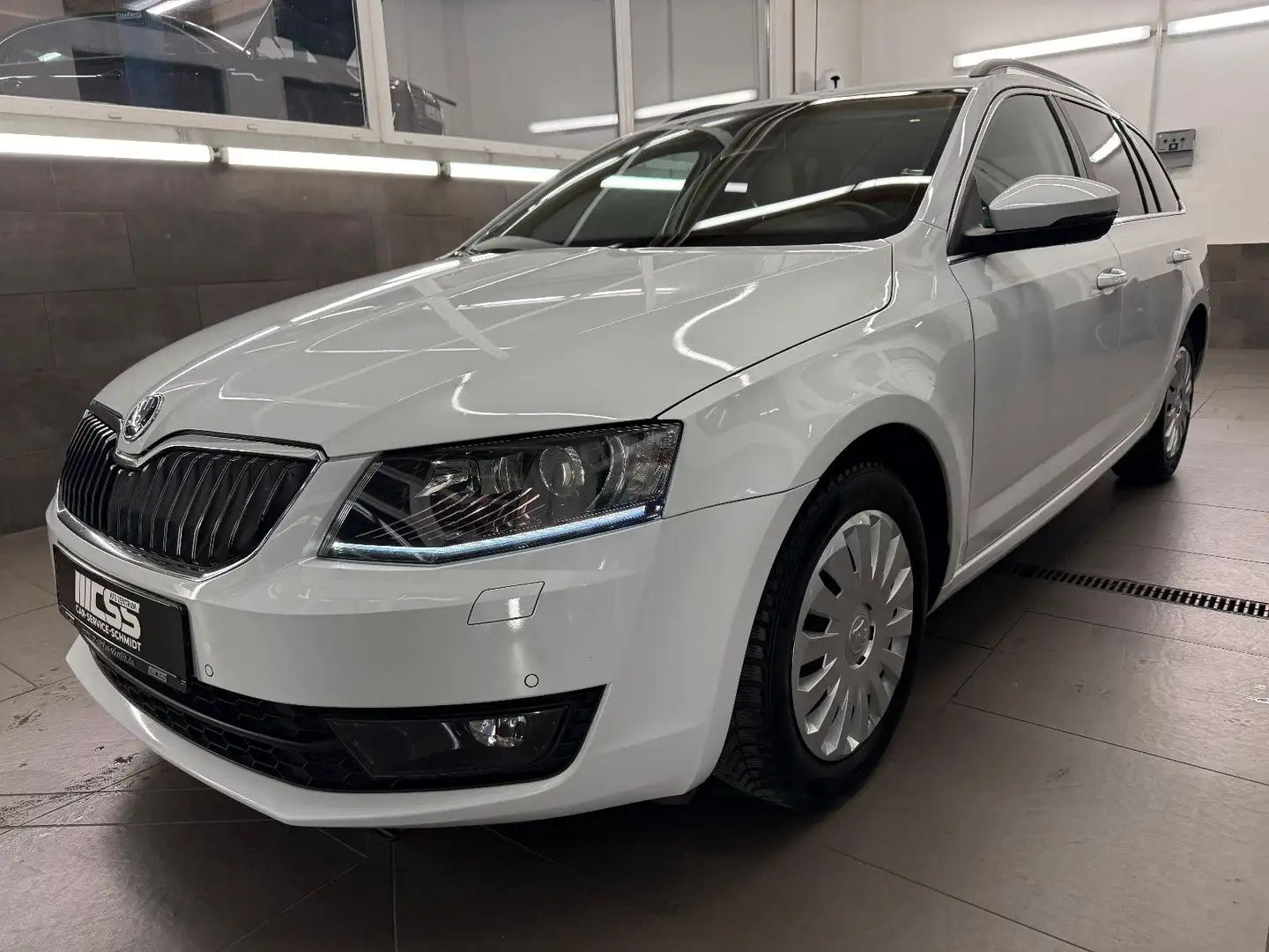 Skoda Octavia Combi L&K LEDER STHZG XENON AHK SHZ PDC Weiß - 1