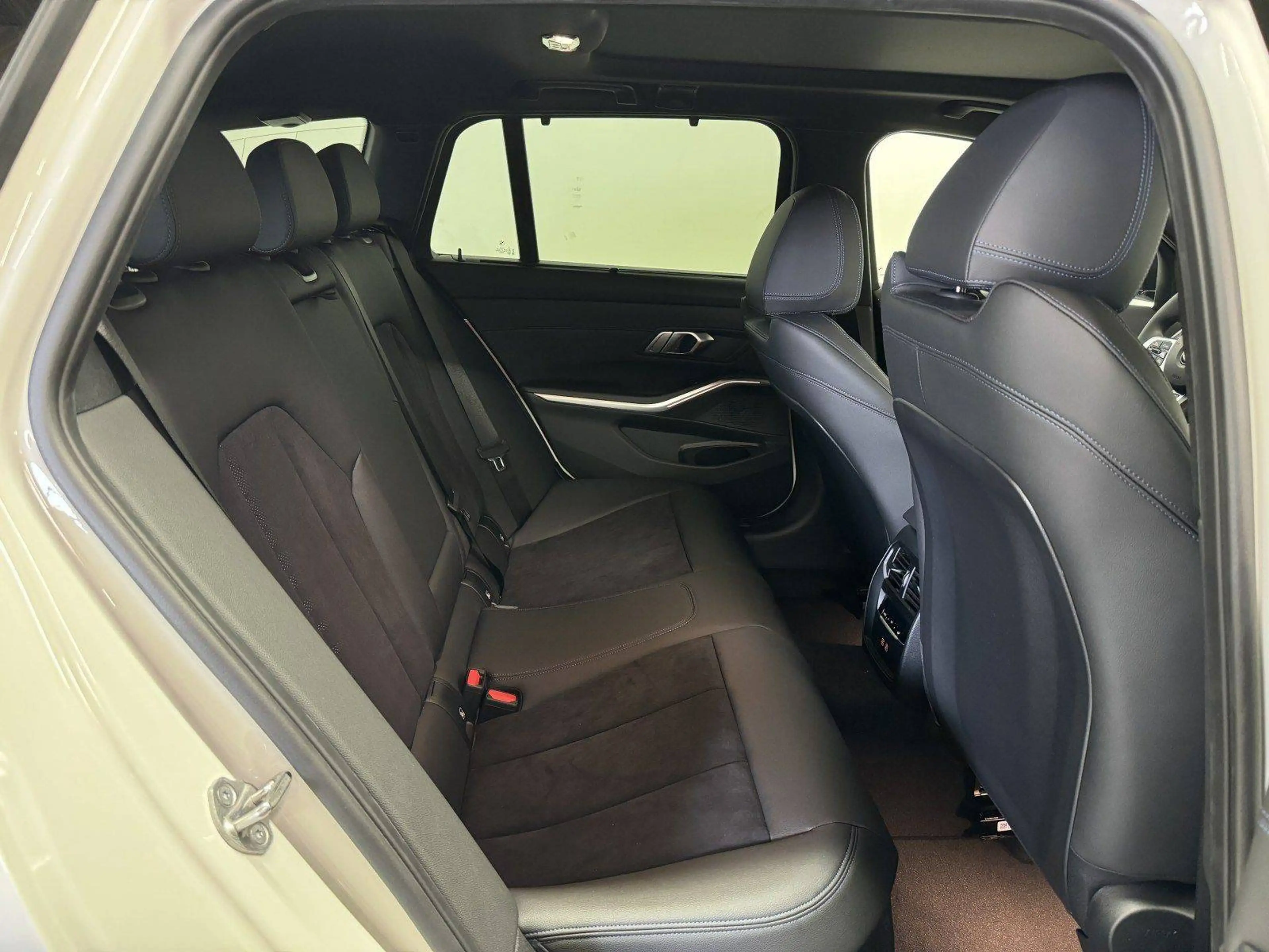 BMW 320 320 i M Sport — photo 9