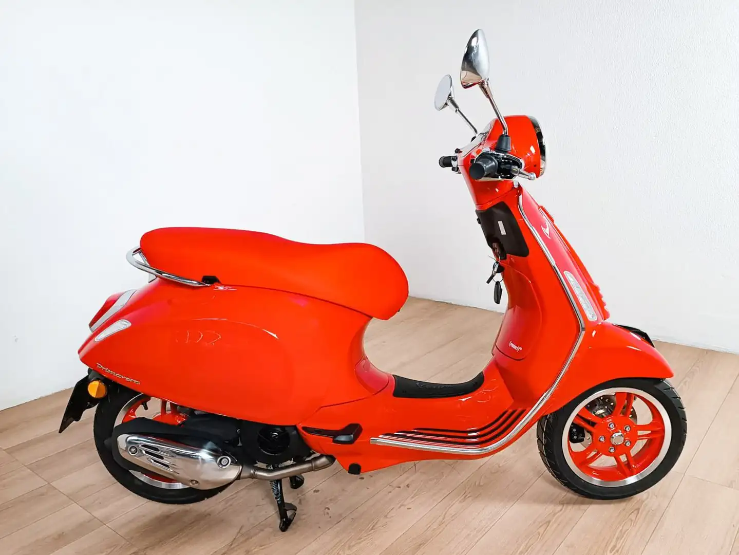 Vespa Primavera 125 Noleggio Roşu - 2