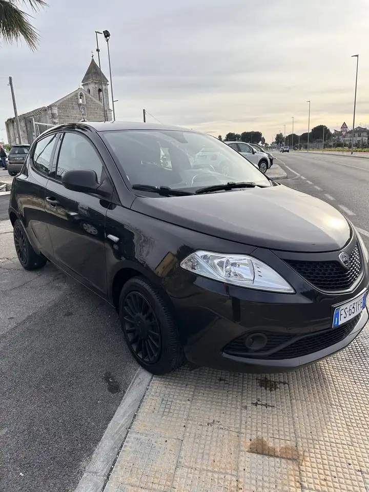 Lancia Ypsilon