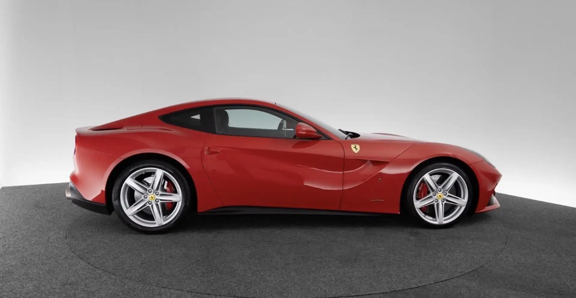 페라리 F12 베를리네타 2015 레드 사진 2