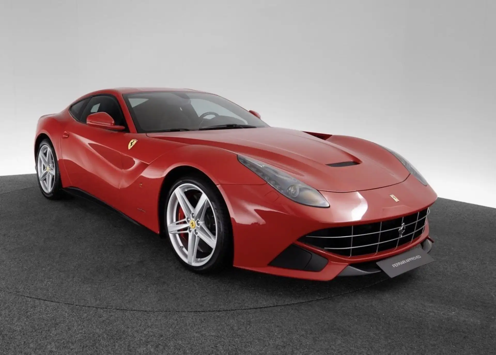 페라리 F12 베를리네타 2015 레드 사진 1