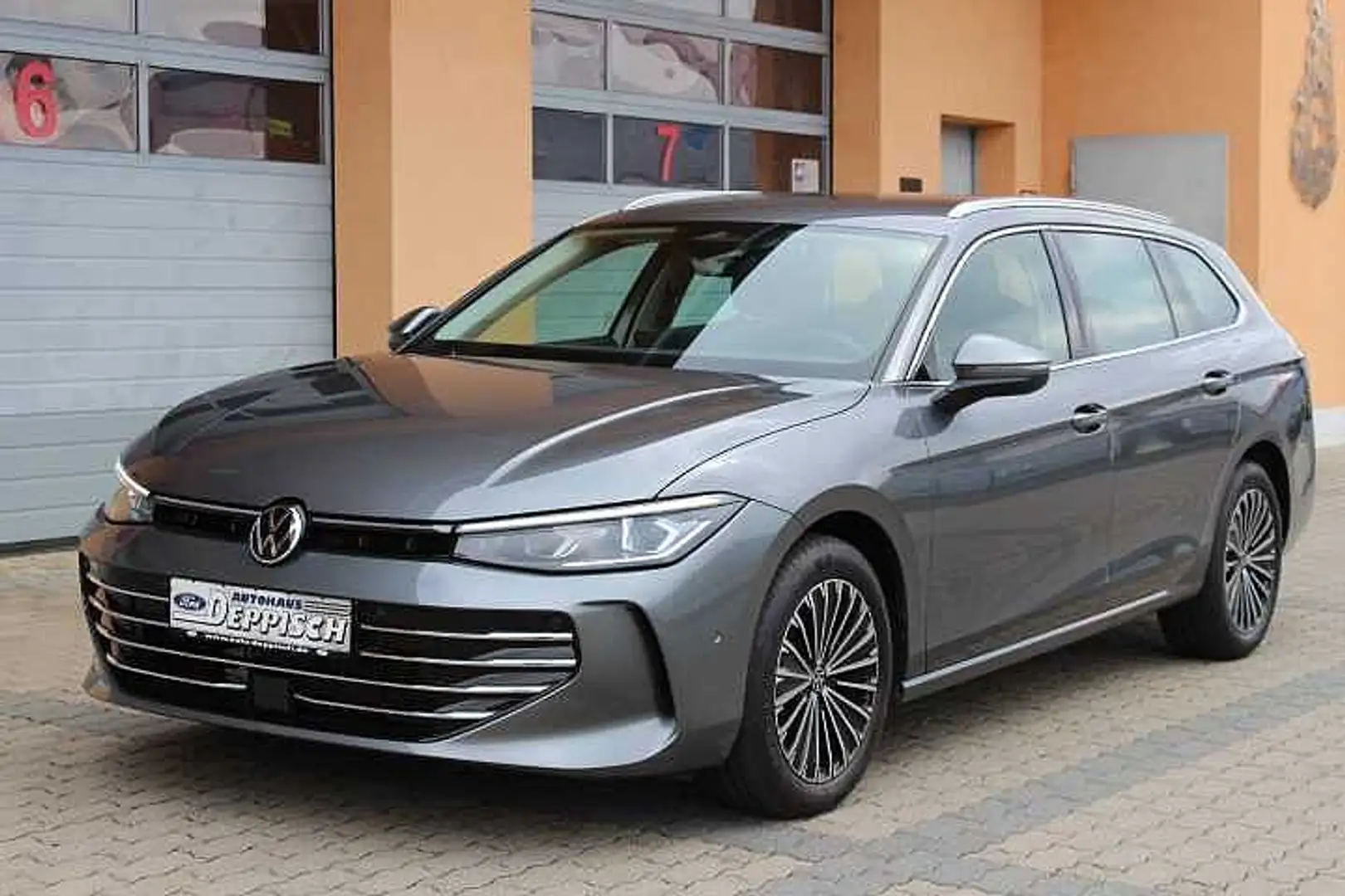 Volkswagen Passat Variant Elegance Business1.5 e-TSI DSG Grijs - 1