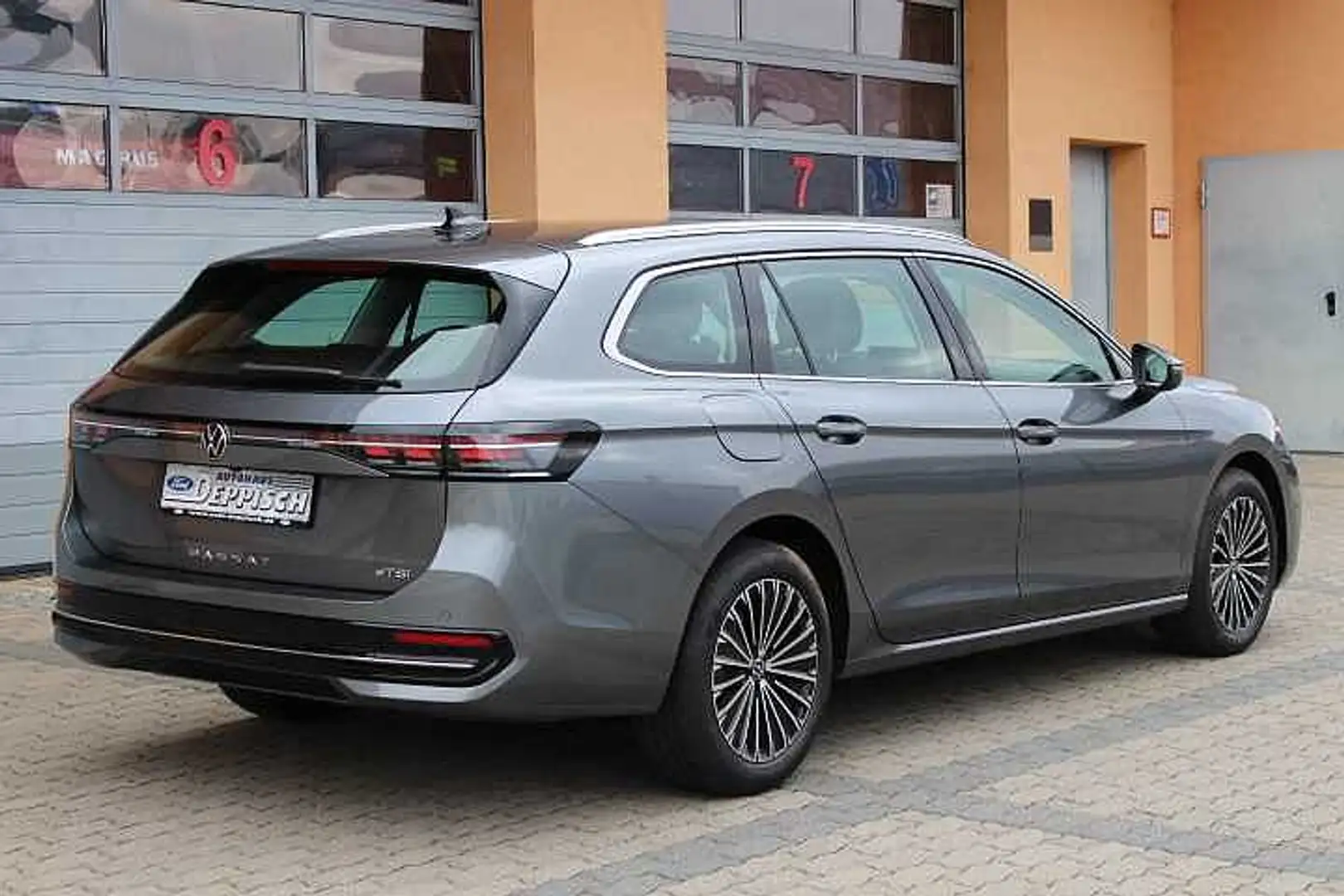 Volkswagen Passat Variant Elegance Business1.5 e-TSI DSG Grijs - 2