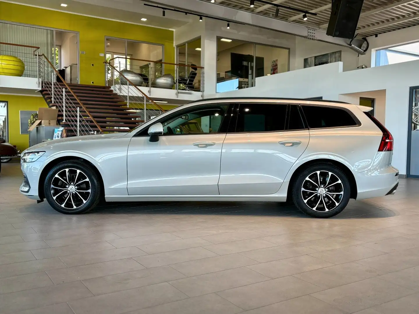 Volvo V60 Kombi*Momentum*WHIPS*DAC*LKA*HSA*RSI* - 2