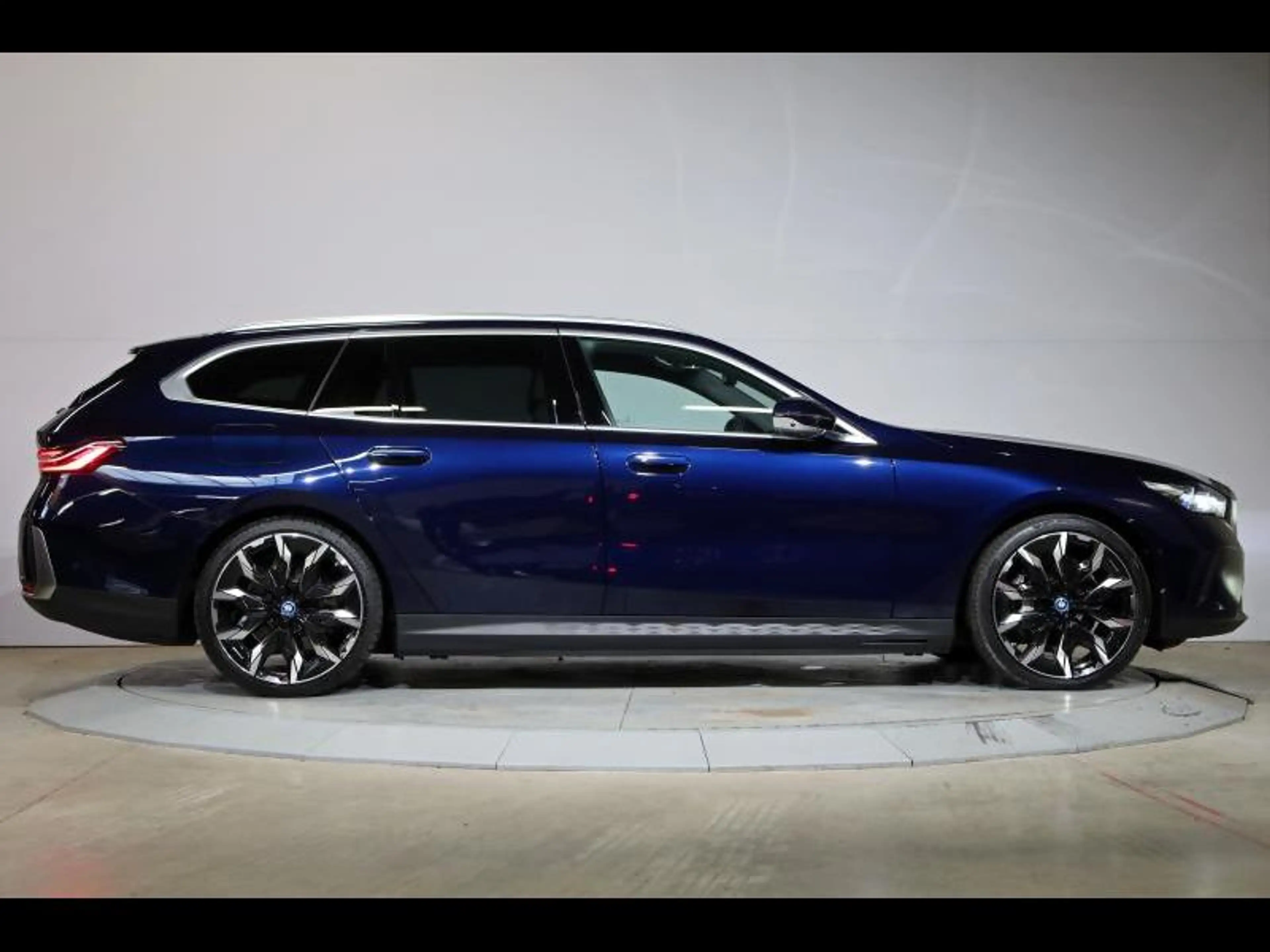 BMW i5 eDrive40 Touring — photo 3