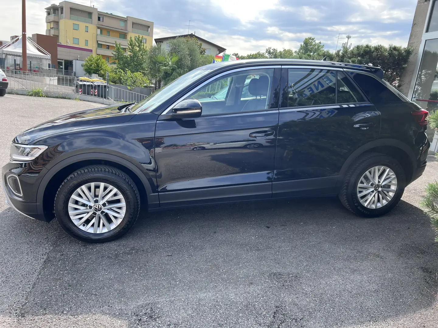 Volkswagen T-Roc 2.0 tdi Sport 115cv SCR R-Line 85 KW Negro - 2
