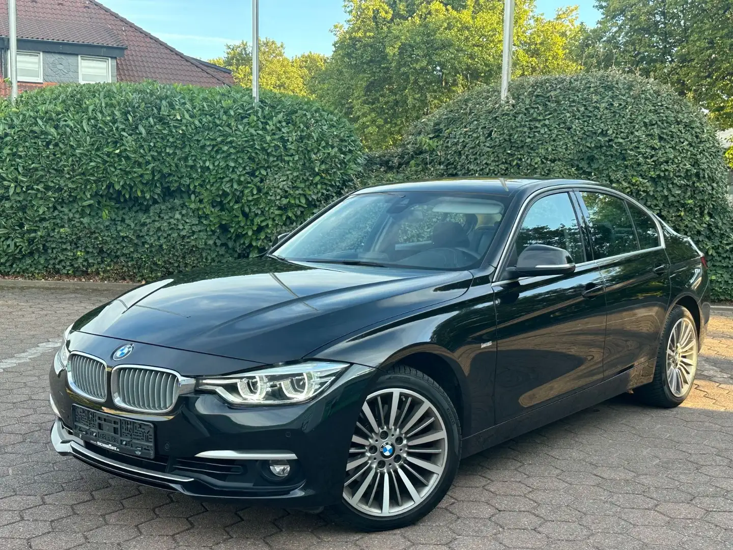 BMW 330 d xDrive Luxury Line*INDIVIDUAL*92-TKM* Schwarz - 1