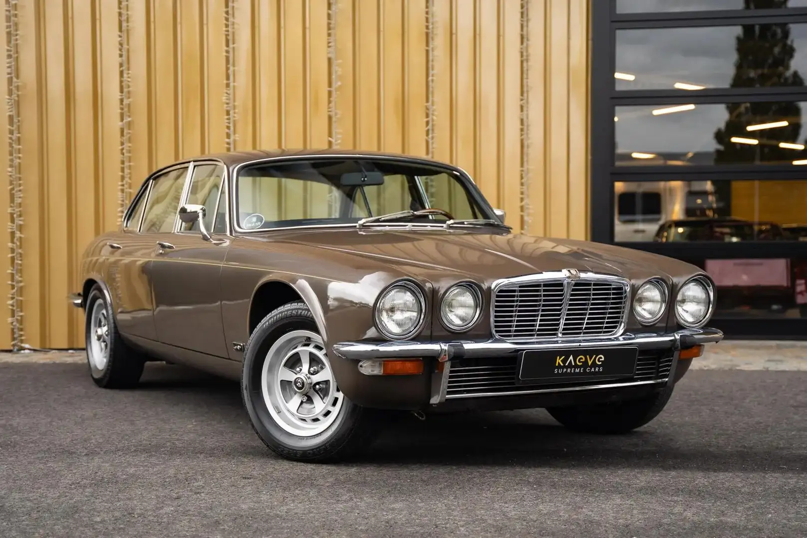 Jaguar XJ6 4.2 ltr. Manual gearbox with Overdrive Коричневий - 1